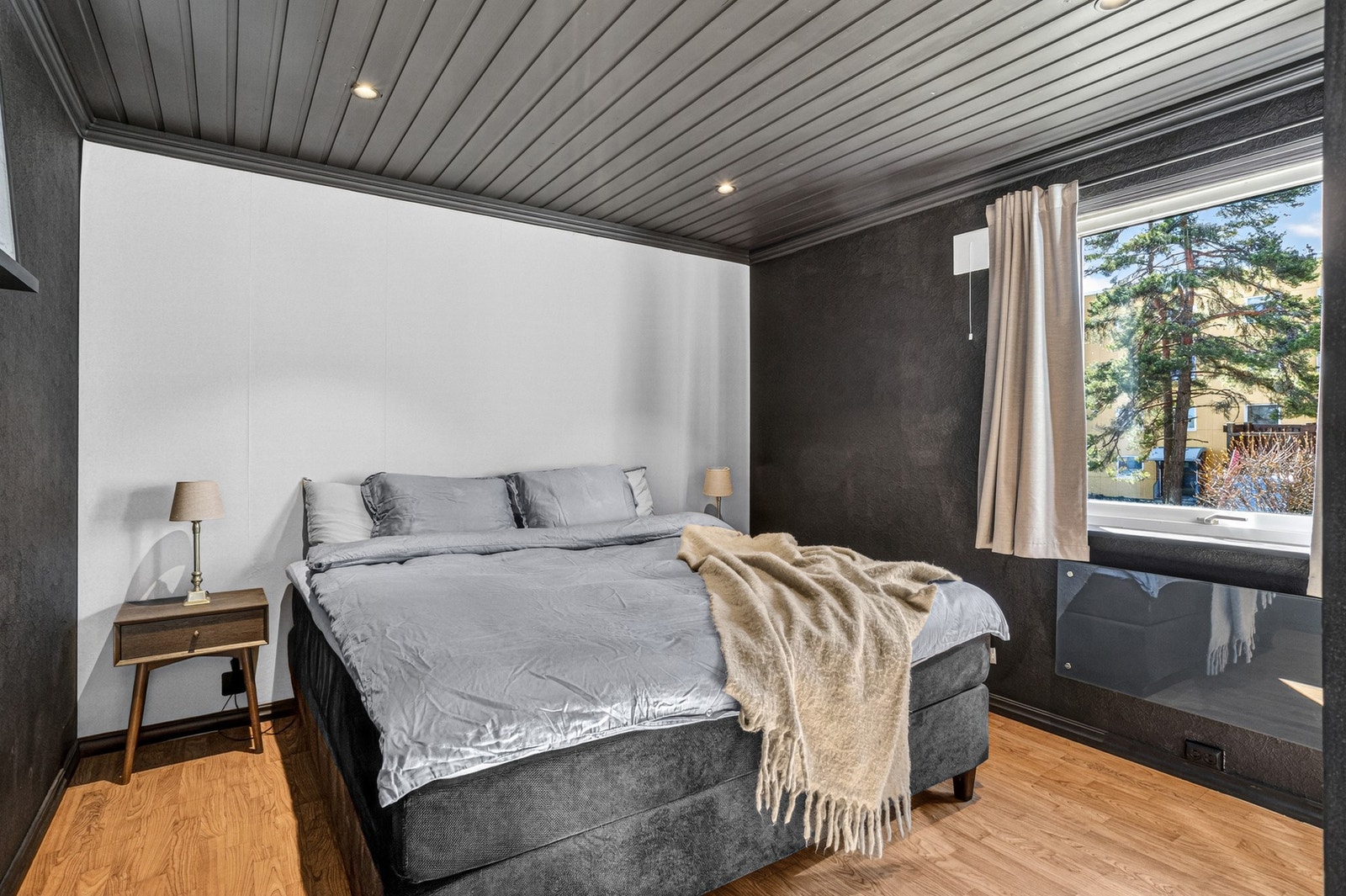 Hovedsoverommet har laminat på gulv, tapet på vegger og malt panel samt downlights i himling Galleribilde
