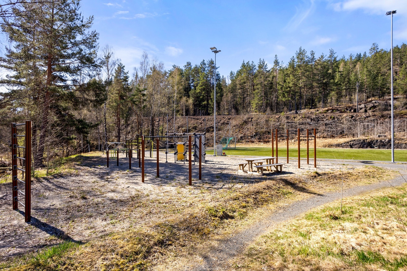 Felles tomt opparbeidet med lekeplass, fotballbane, gressplen og diverse beplantning Galleribilde