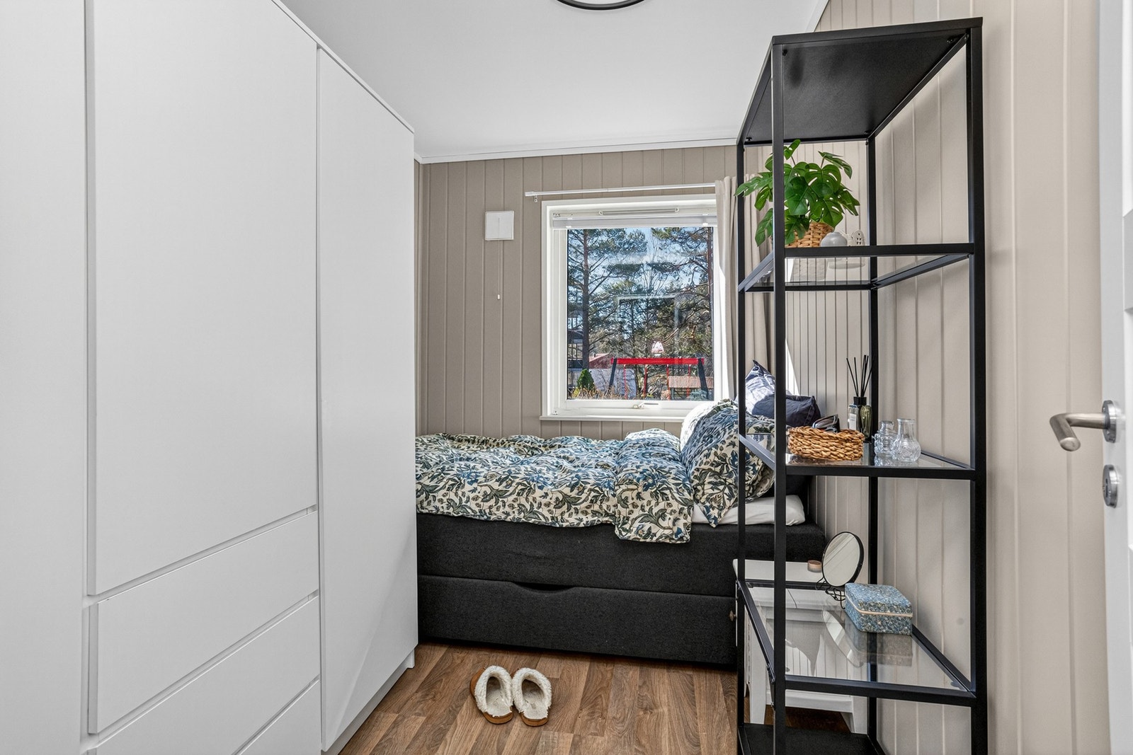 Soverom 2 har laminatgulv og panel på vegger Galleribilde