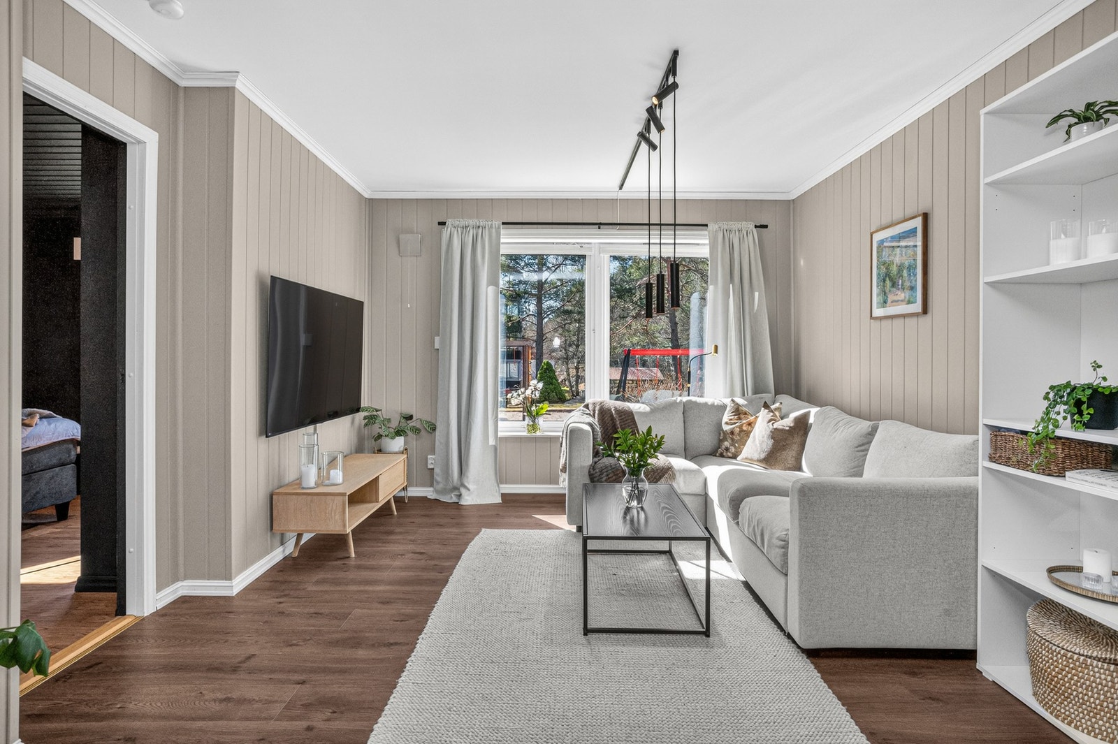 Rommet har fin plass til både sofa, tv-møblement og spisebord Galleribilde