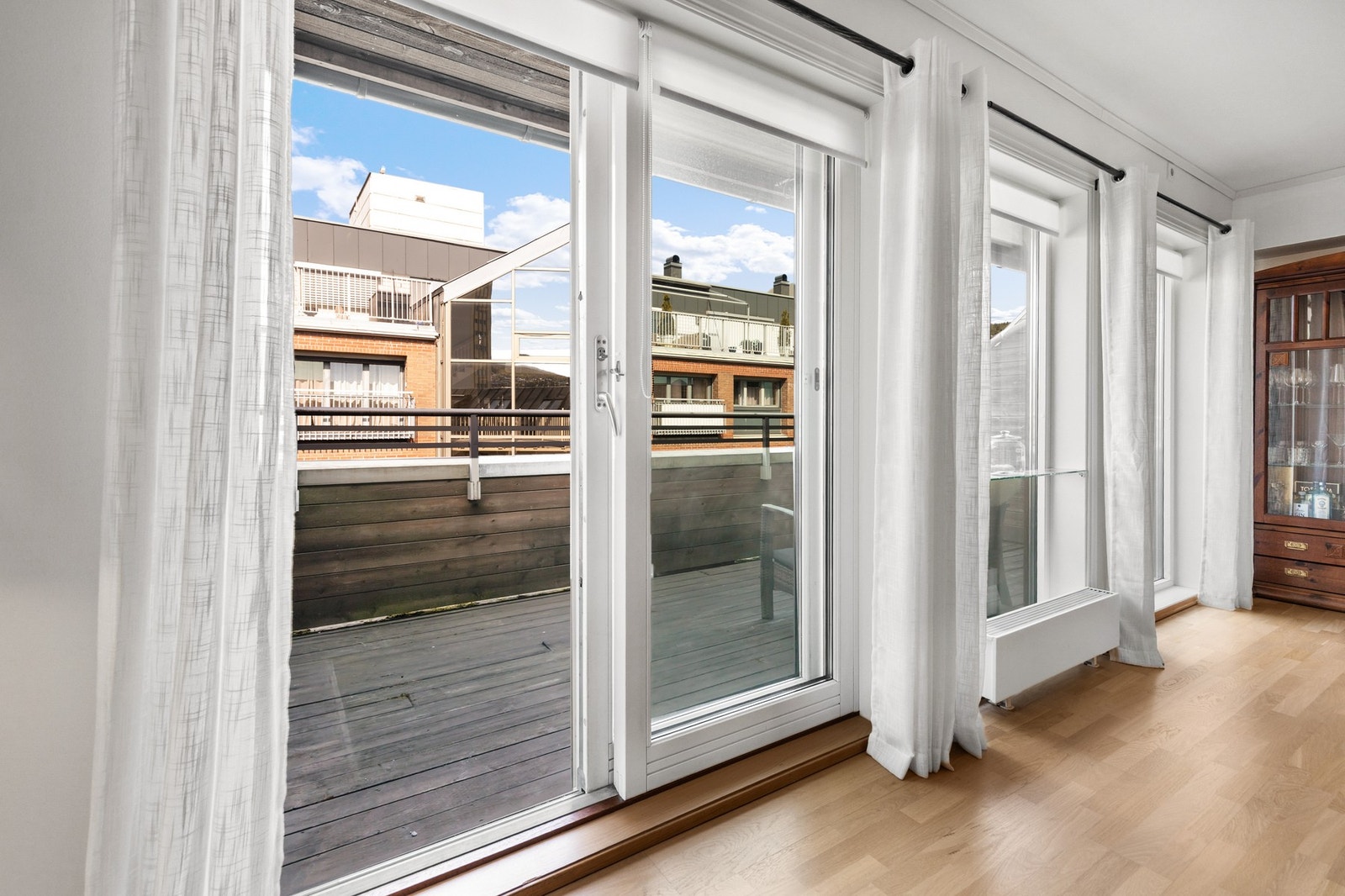 Fra stuen er det utgang til en vestvendt terrasse på 12 kvm Galleribilde