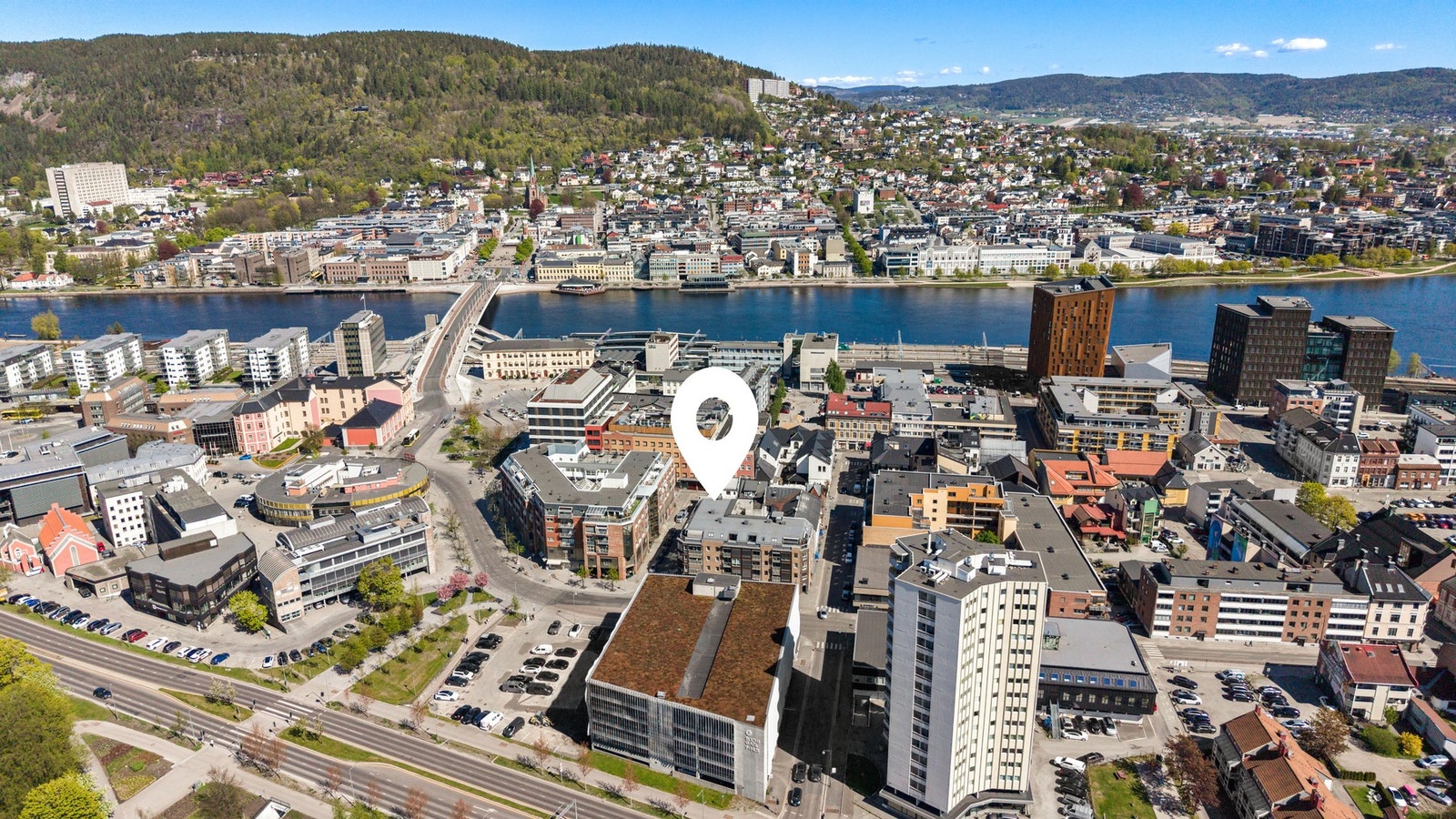 Via den nye bybrua er det kort vei til Bragernes torg med kjøpesenter, butikker, kulturtilbud og et rikt byliv. Galleribilde
