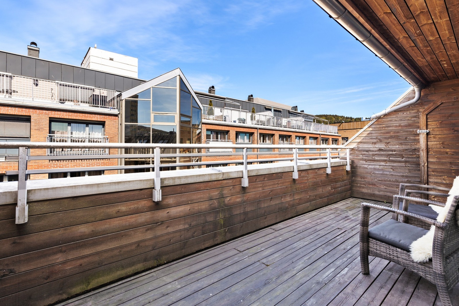 Dette er et flott uteområde med gode solforhold og fin plass til utemøbler Galleribilde