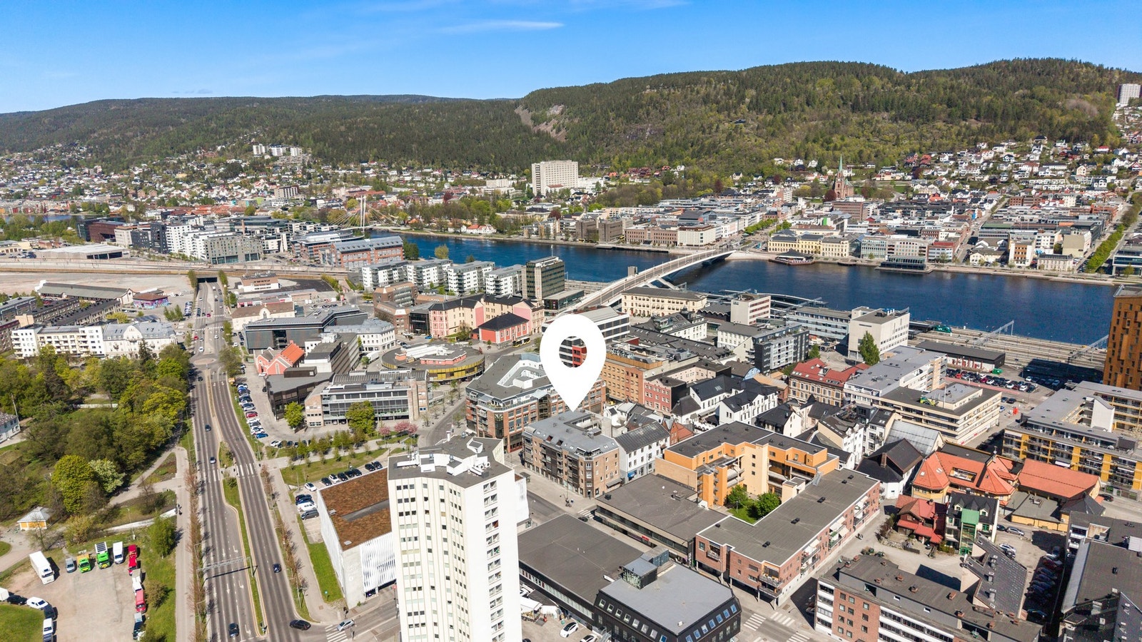 En kort gåtur unna ligger også Papirbredden med Drammensbiblioteket og Universitetet i Sørøst-Norge, avdeling Drammen (USN) Galleribilde