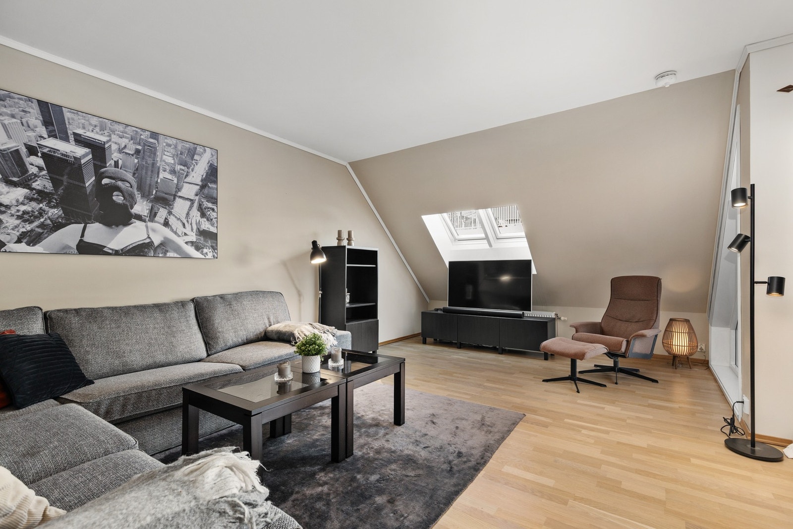 Rommet har god plass til både sofagruppe, tv-møblement og spisebord Galleribilde