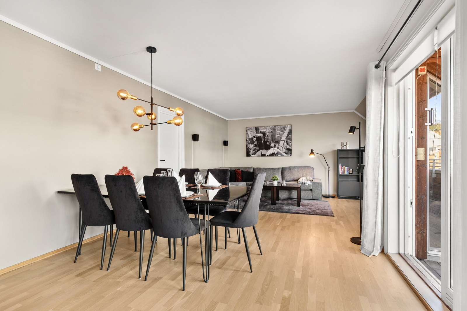 Lys og innbydende stue med 3-stavs parkettgulv, slette veggflater malt i en moderne beigetone og slett himling Galleribilde