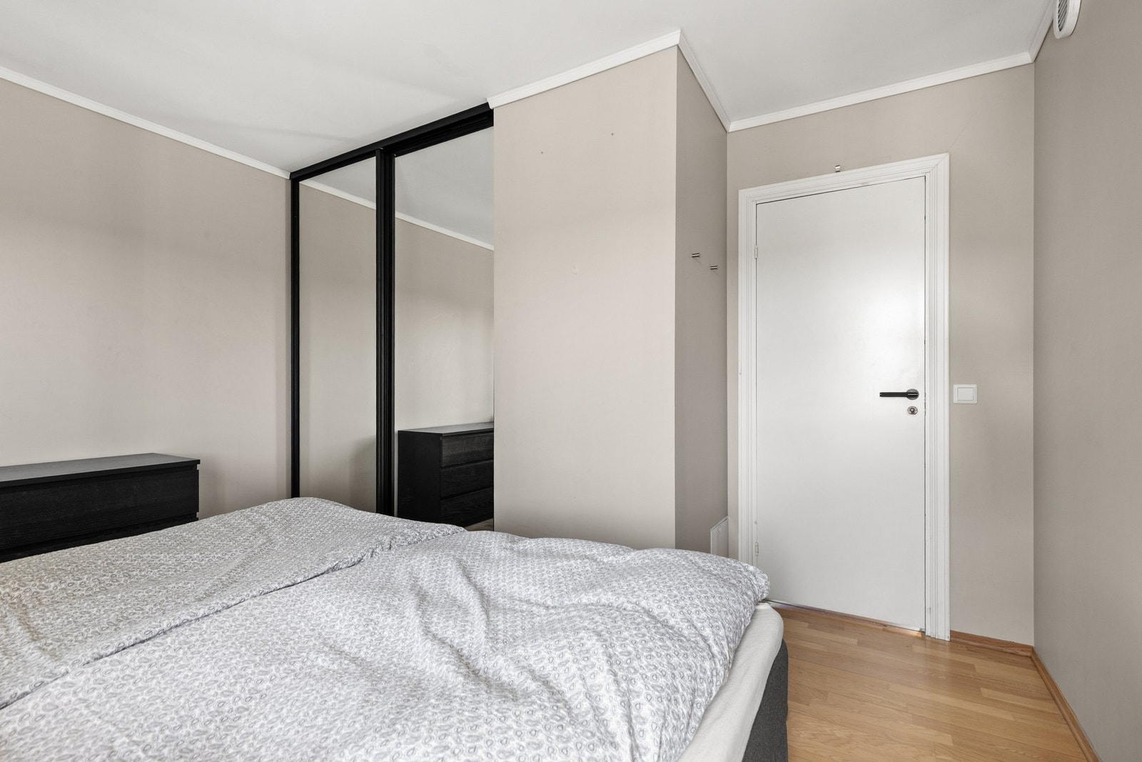 Hovedsoverommet er av fin størrelse, med plass til dobbeltseng og nattbord samt fin oppbevaringsplass i skyvedørsgarderobe Galleribilde