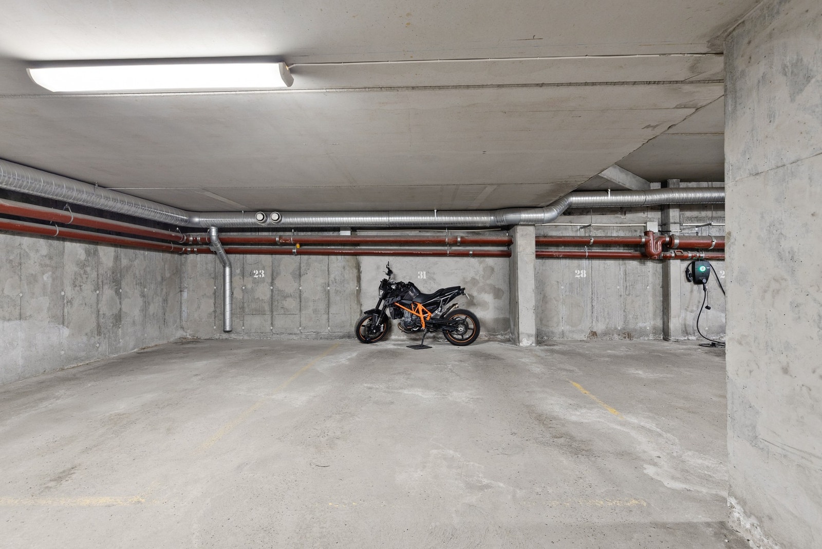 Seksjonen disponerer en fast biloppstillingsplass i felles garasjekjeller Galleribilde