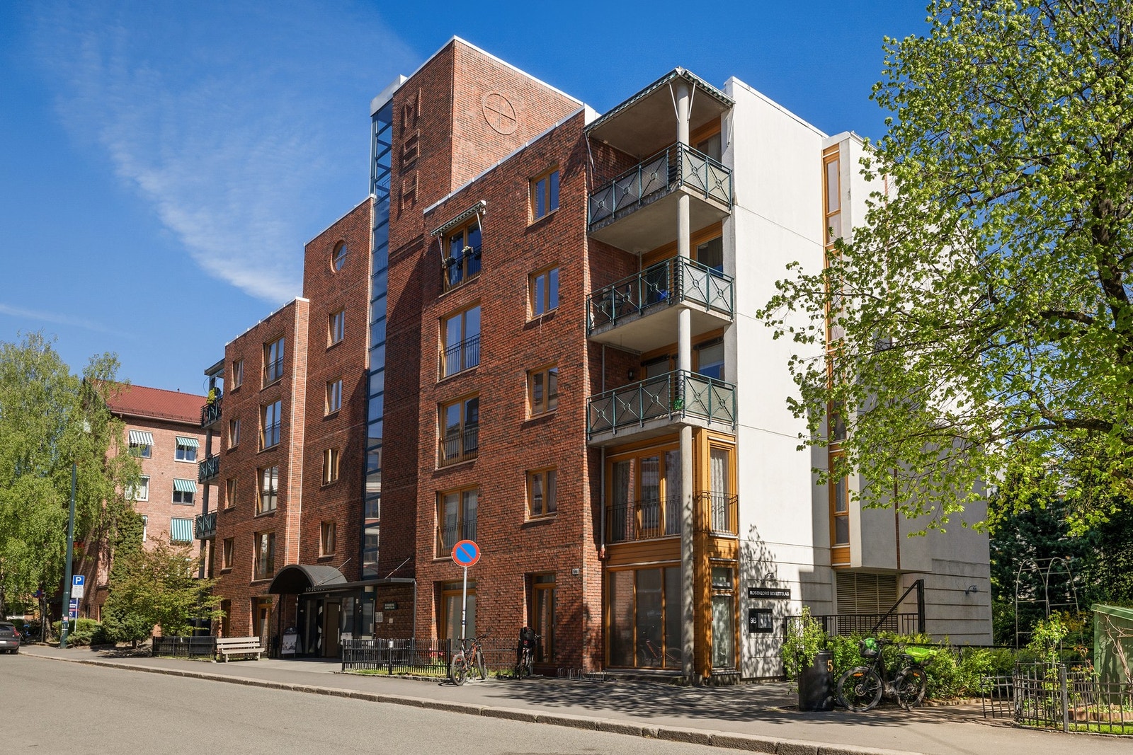 Gården ligger tilbaketrukket til mellom Majorstuen og Bislett. Galleribilde