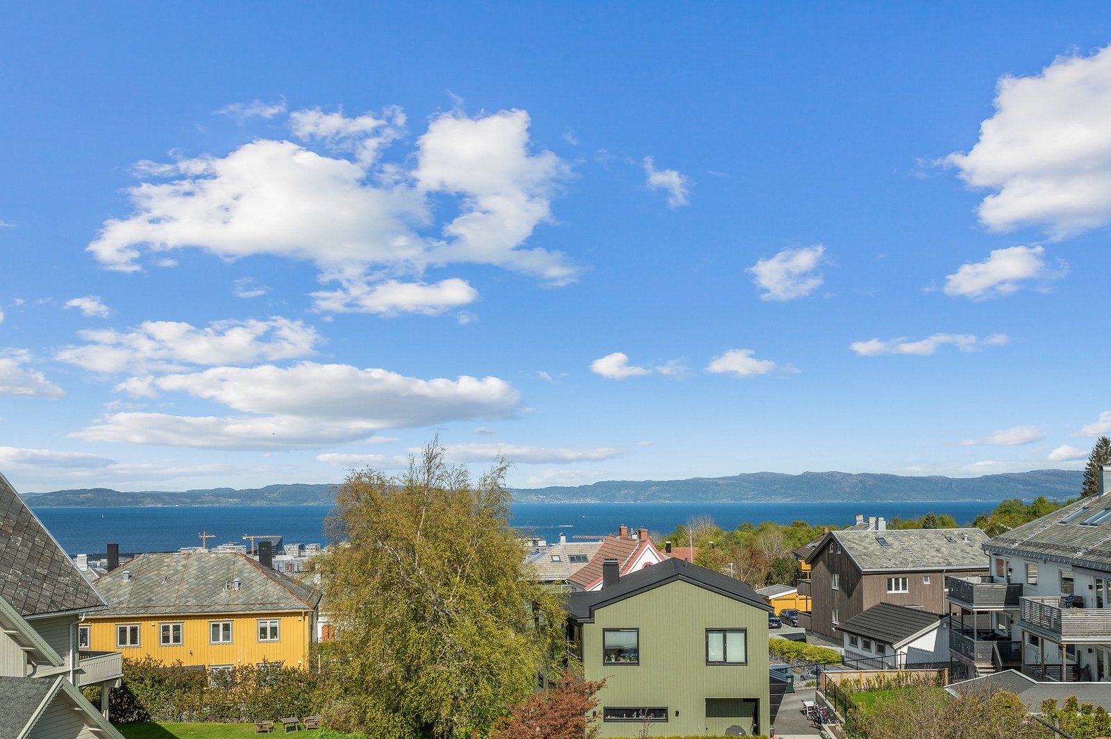 Fra leilighetens to plan og terrasse har du vakker utsikt mot by og fjord. Galleribilde