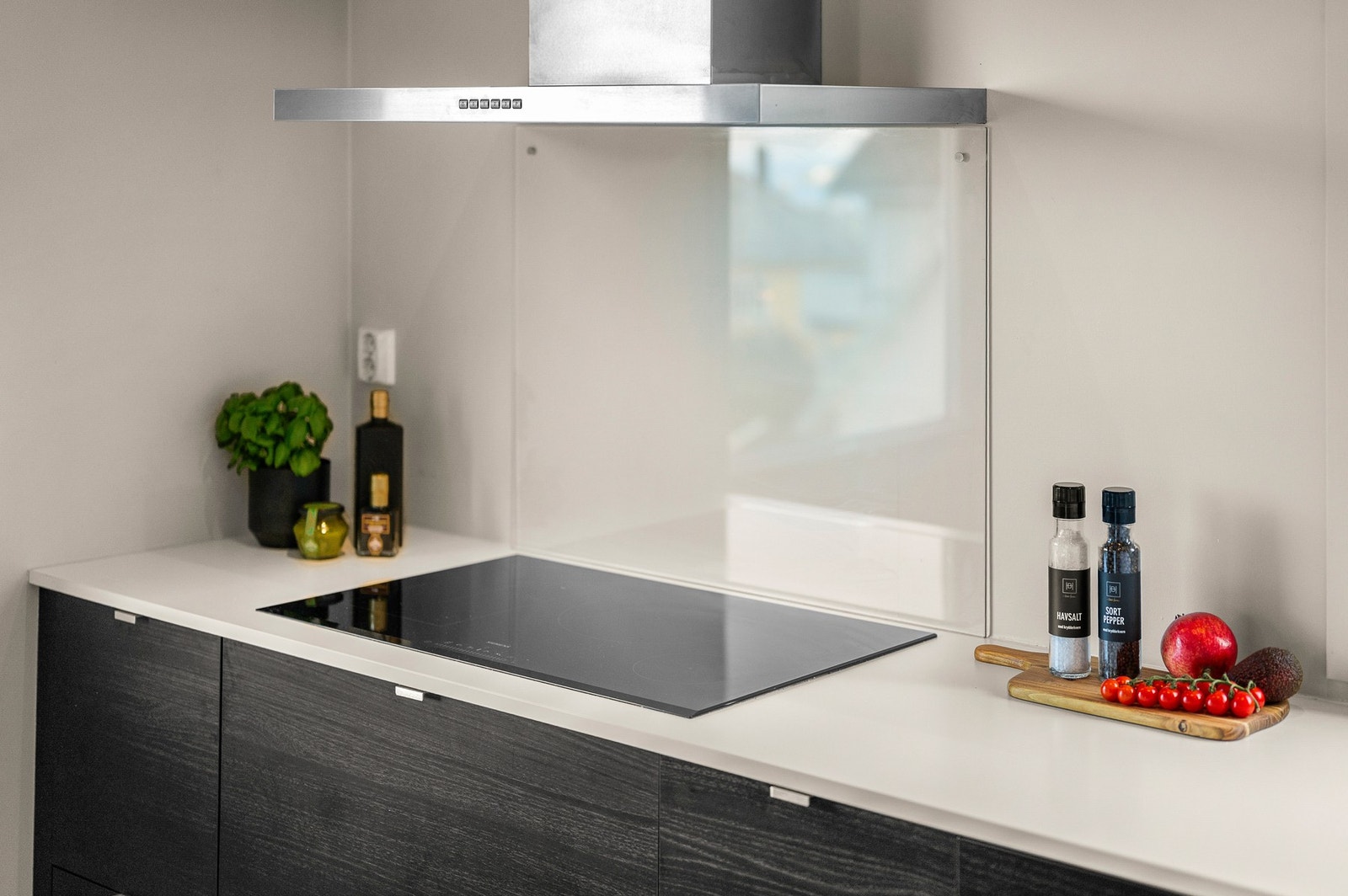 80 cm bred induksjonstopp fra Siemens - beskyttende glassplate på vegg bak. Galleribilde