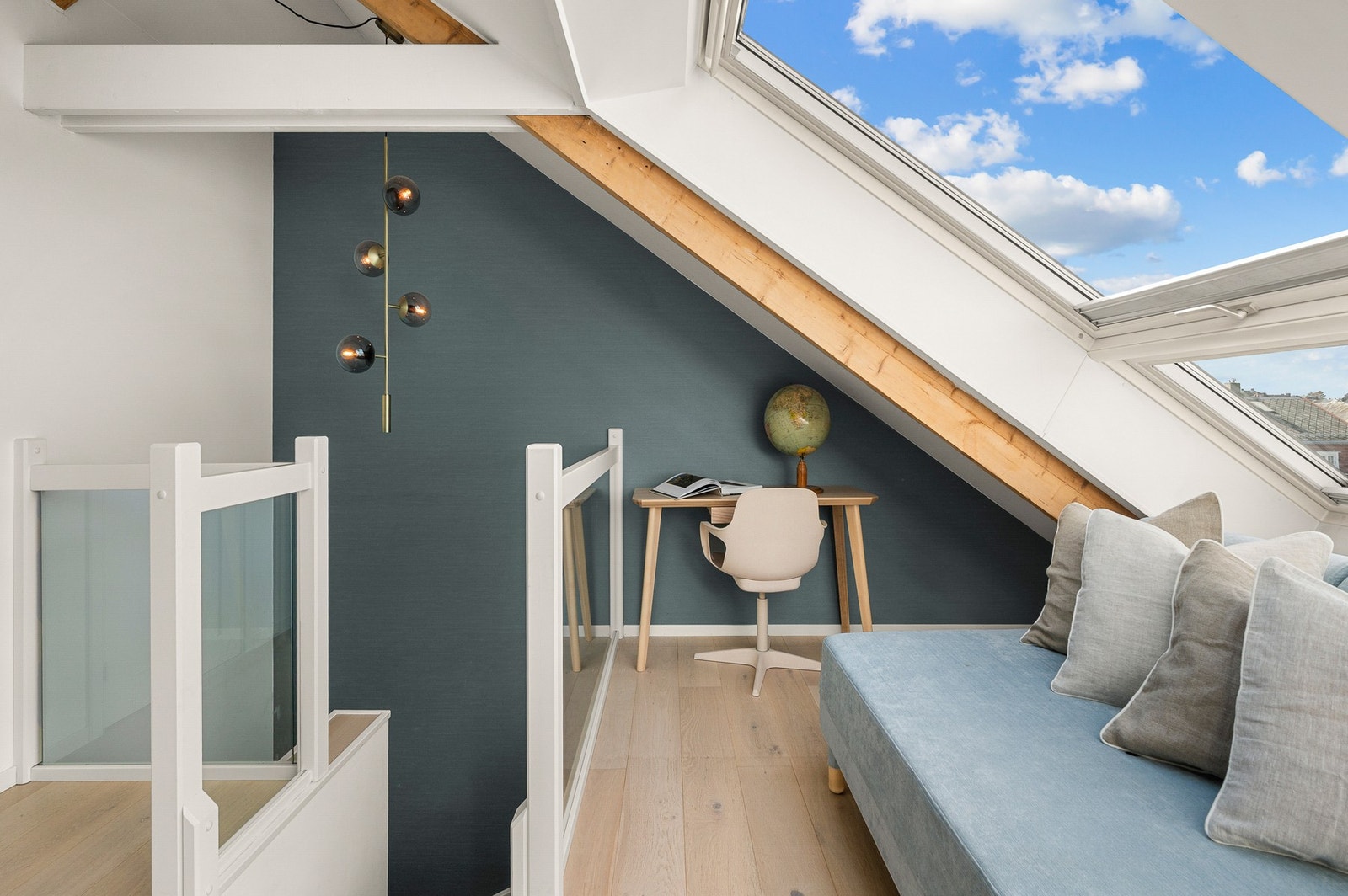 Loftsetasjen har et gulvareal på 50 kvm. på loftstuen er det plass for både sofa og kontorpult. Galleribilde