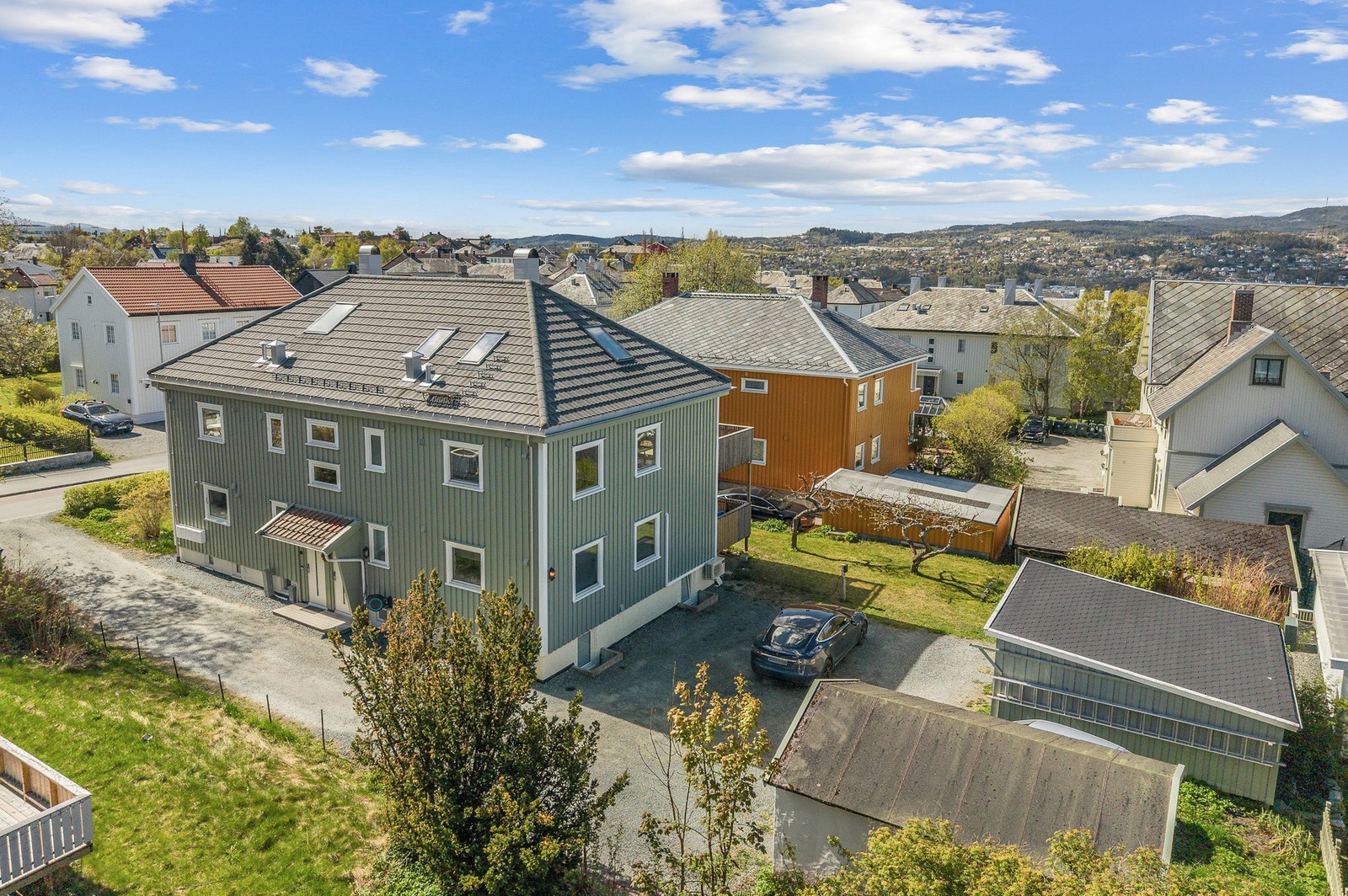 Stor gårdsplass med egen parkeringsplass og felles garasje. Galleribilde