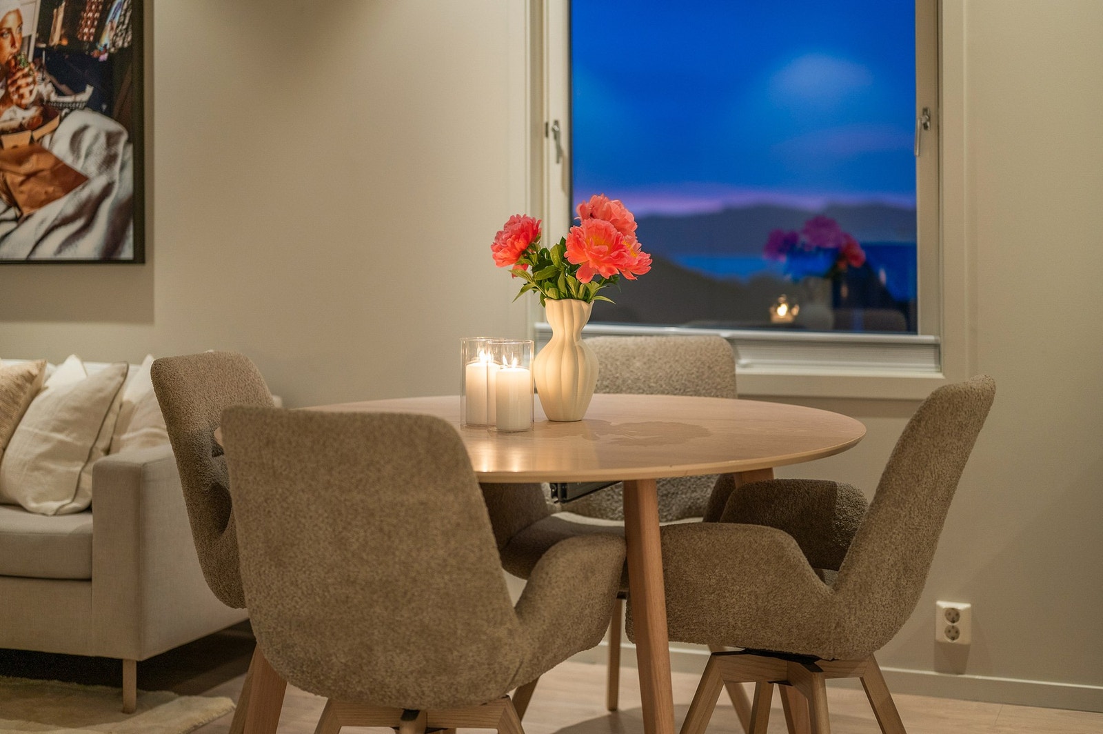 God plass til spisebord ved kjøkkenet. Fra spiseplassen nytes også den flotte utsikten. Downlights gir behagelig belysning i rommet. Galleribilde