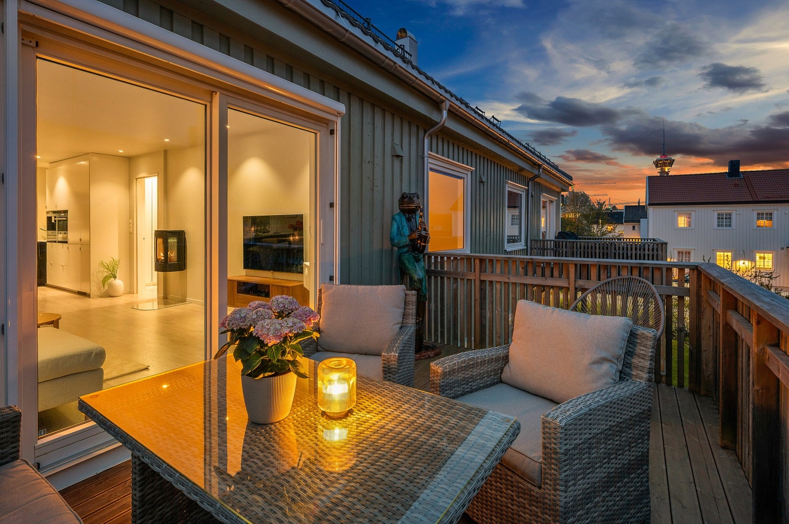 Verandaen måler 12,5 kvm, og har god plass for utemøbler og grill. Den var ny i 2016, med royalimpregnerte terrassebord. Galleribilde