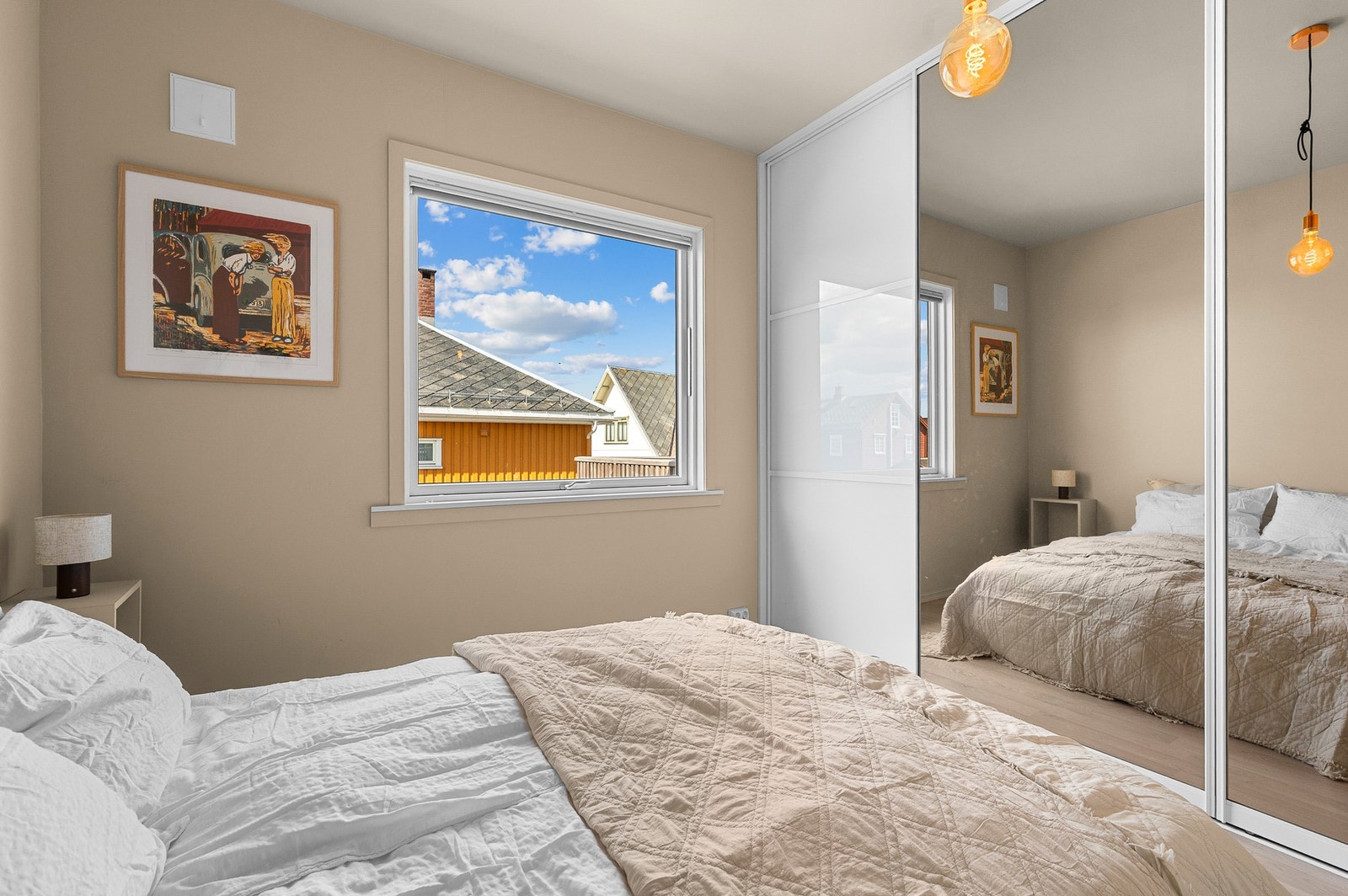 Det har vegglang skyvedørsgarderobe og er tilnyttet innvendig bod under trapp. Galleribilde