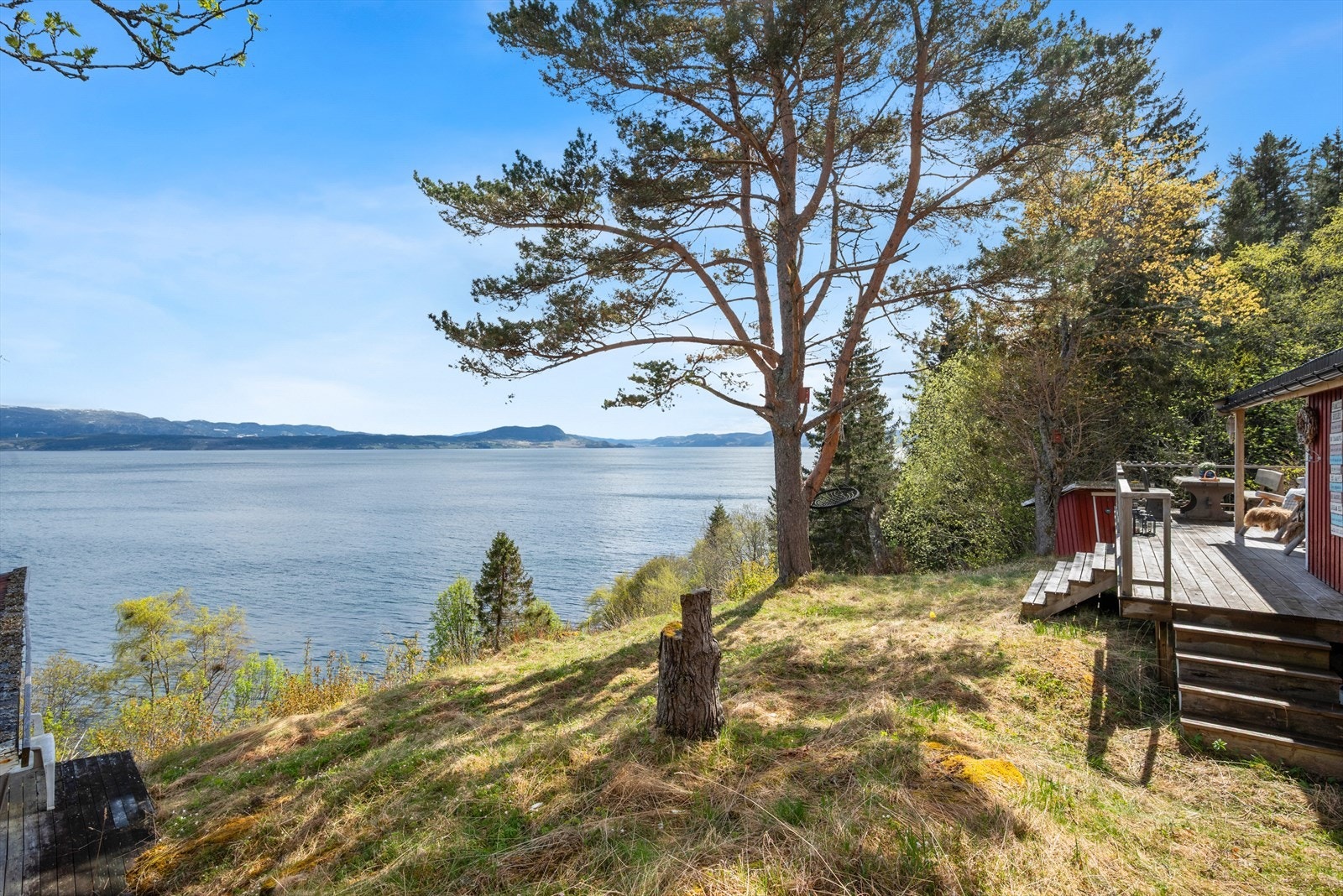I tillegg kan du nyte fantastisk utsikt, gode fiske- og bademuligheter, samt flotte turstier i et stille og rolig miljø - et paradis for rekreasjon med rike muligheter for sopp- og bærplukking. Galleribilde