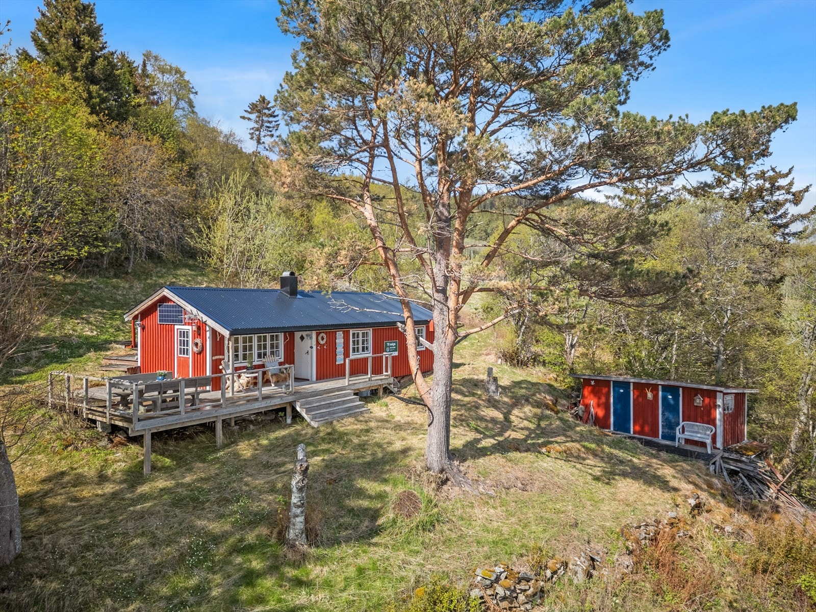 Hytta ligger i vakre, naturskjønne og fredfulle omgivelser i Rolia på Geita! Galleribilde