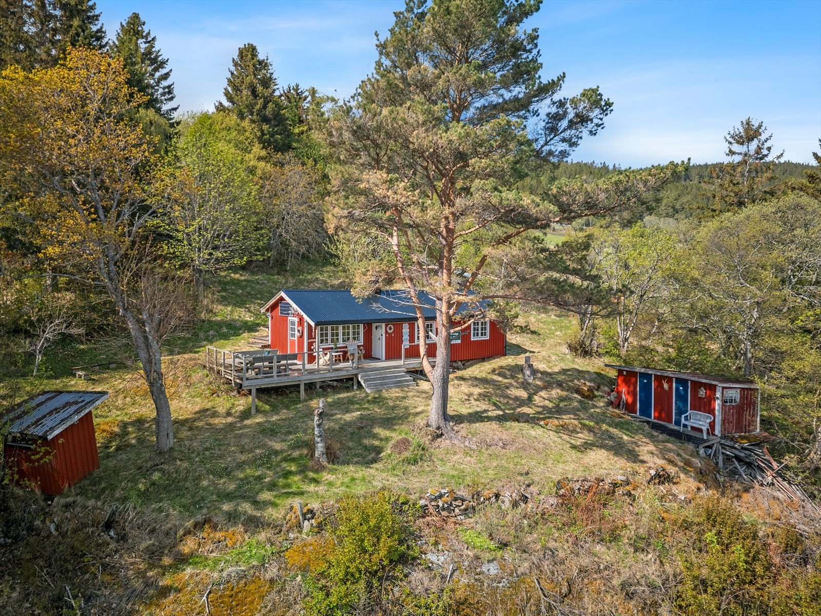 Det er bilvei frem til parkeringsområde på grunneiers eiendom, som ligger på oversiden av hytta. Fra parkeringsplassen følger man en sti ned til hytta. Galleribilde