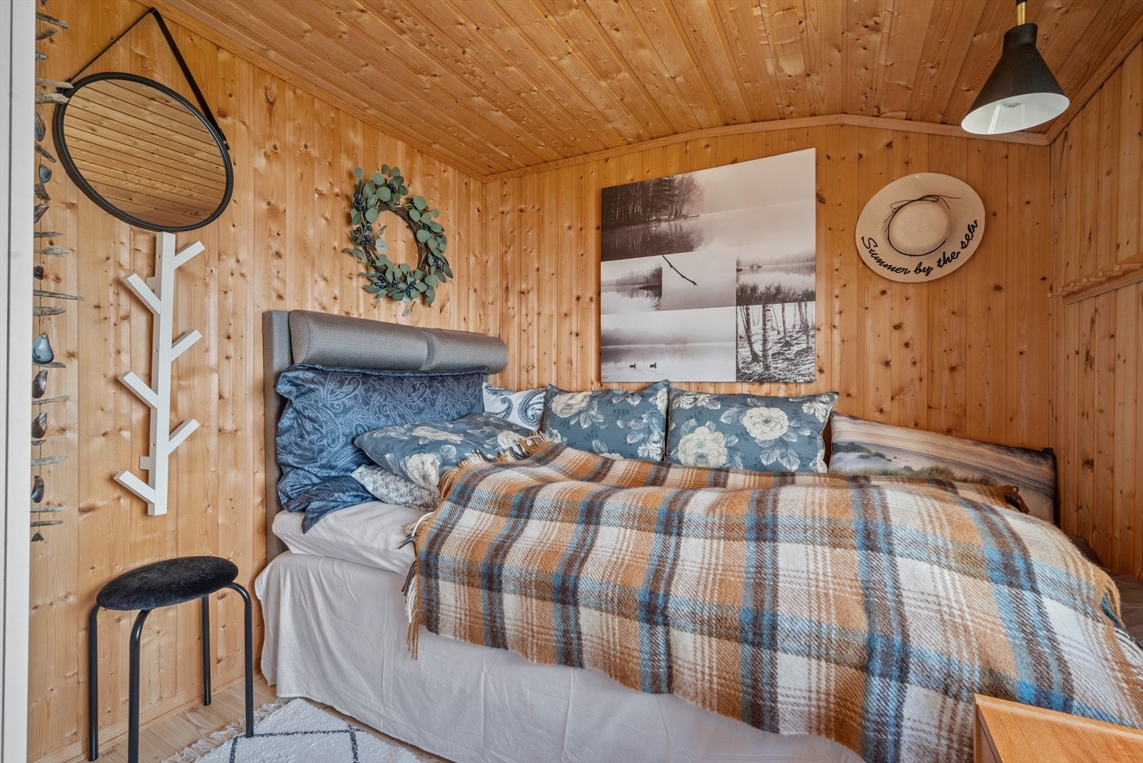 Soverom 2 er på 6 kvm har panel på vegger og i tak samt heltre gulv, og har plass til dobbeltseng. Galleribilde