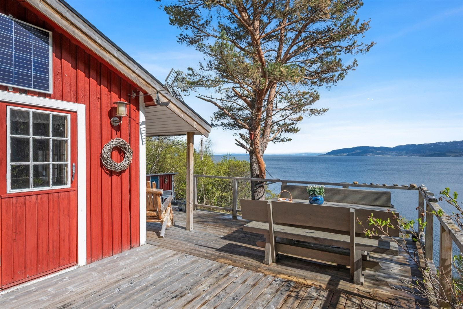 Velkommen til Geitavegen 153 - en sjarmerende hytteperle med idyllisk beliggenhet, kun et steinkast fra sjøkanten. Foto: Interiørfoto v/ Haukdal. Galleribilde