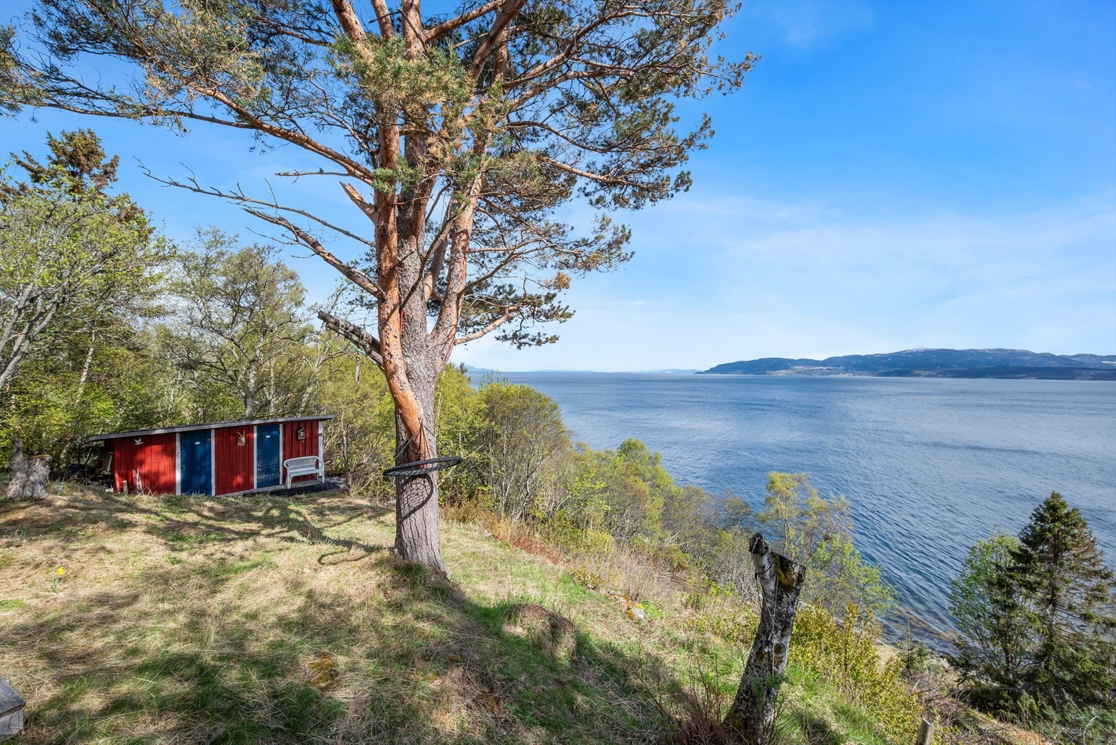Eiendommen har også en tradisjonell utedo og en praktisk vedbu for lagring. Galleribilde