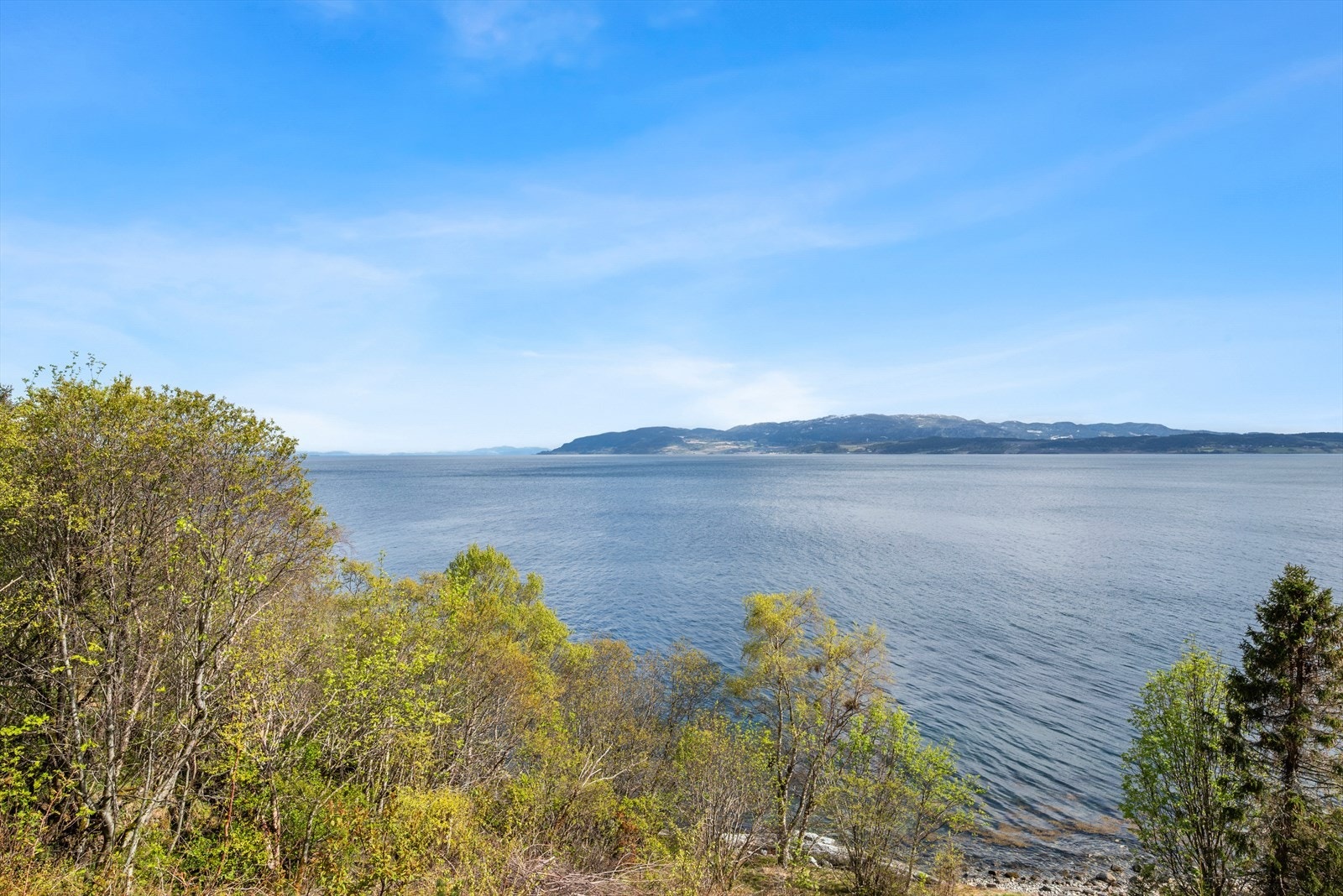 Til eiendommen følger rett til båtlenning og båtopplag ved sjøen nedenfor hytta. Galleribilde