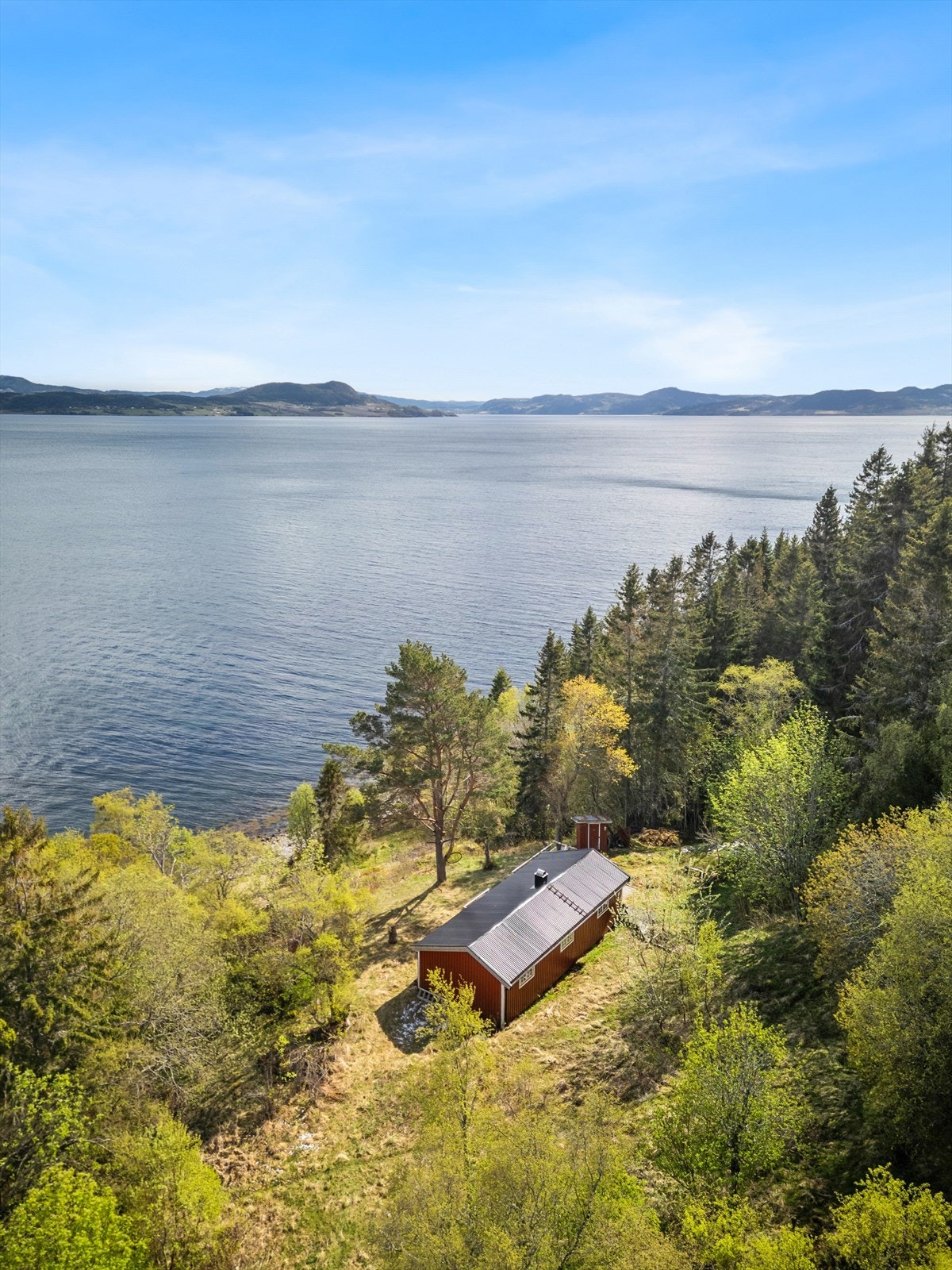 Samtidig er det kort vei til servicetilbud, med ca. 14 minutters kjøring til dagligvarebutikk og kort avstand til Orkanger sentrum med et bredt utvalg av butikker og fasiliteter. Galleribilde