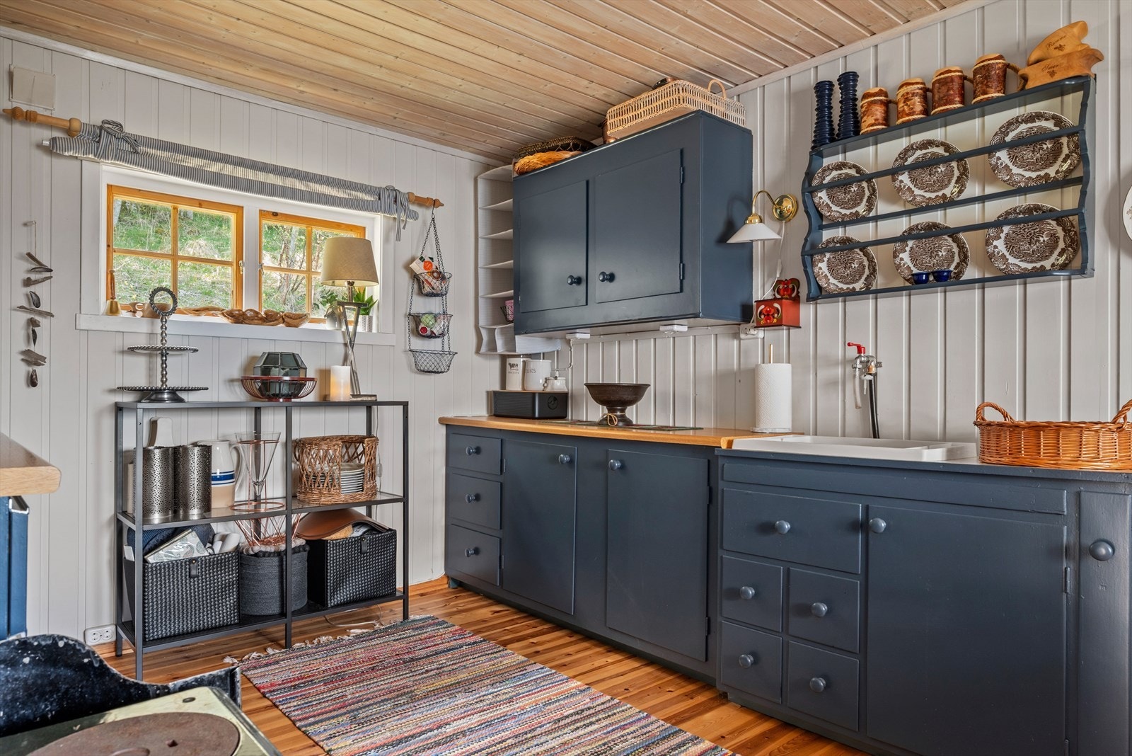 Her får du gode arbeidsflater og rikelig med skapplass, noe som gir fine rammer for både matlaging og praktisk oppbevaring. Galleribilde