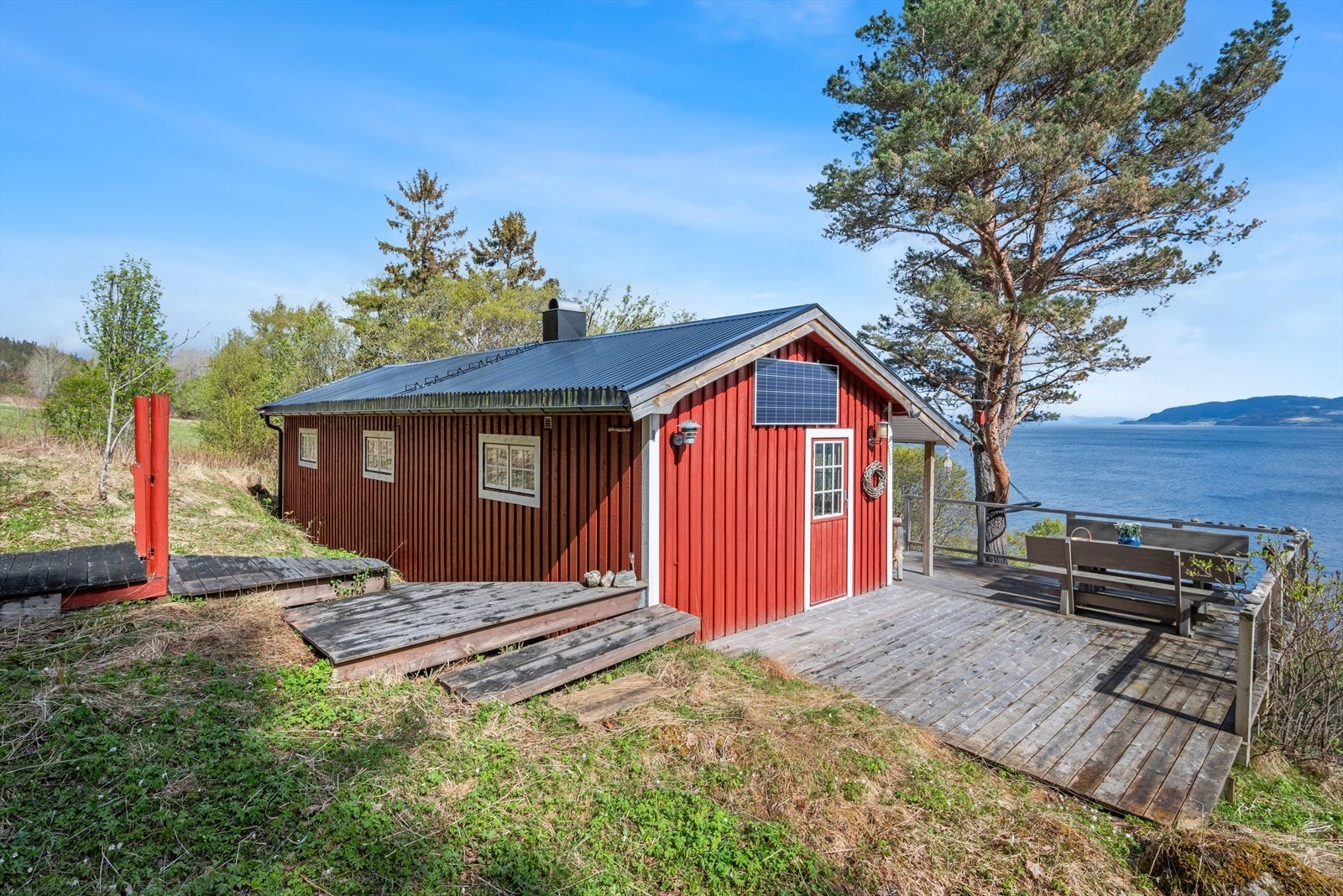 Sola står tidlig opp og gir gode solforhold fra morgenen av, før den går bak fjellet på kvelden og etterlater et vakkert lys over Byneset. Galleribilde