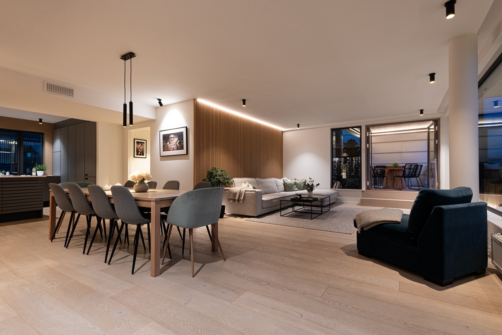 En elegant spilevegg med indirekte belysning Galleribilde