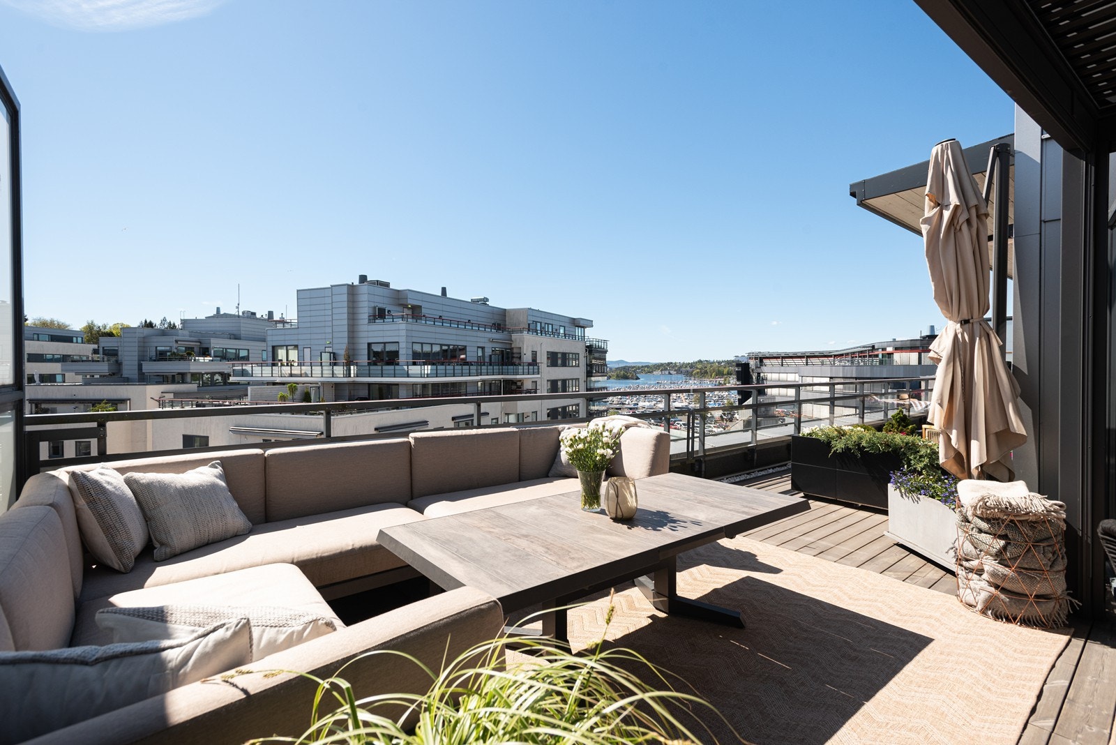 Den store takterrassen gir rikelig med plass for en romslig loungegruppe. Galleribilde