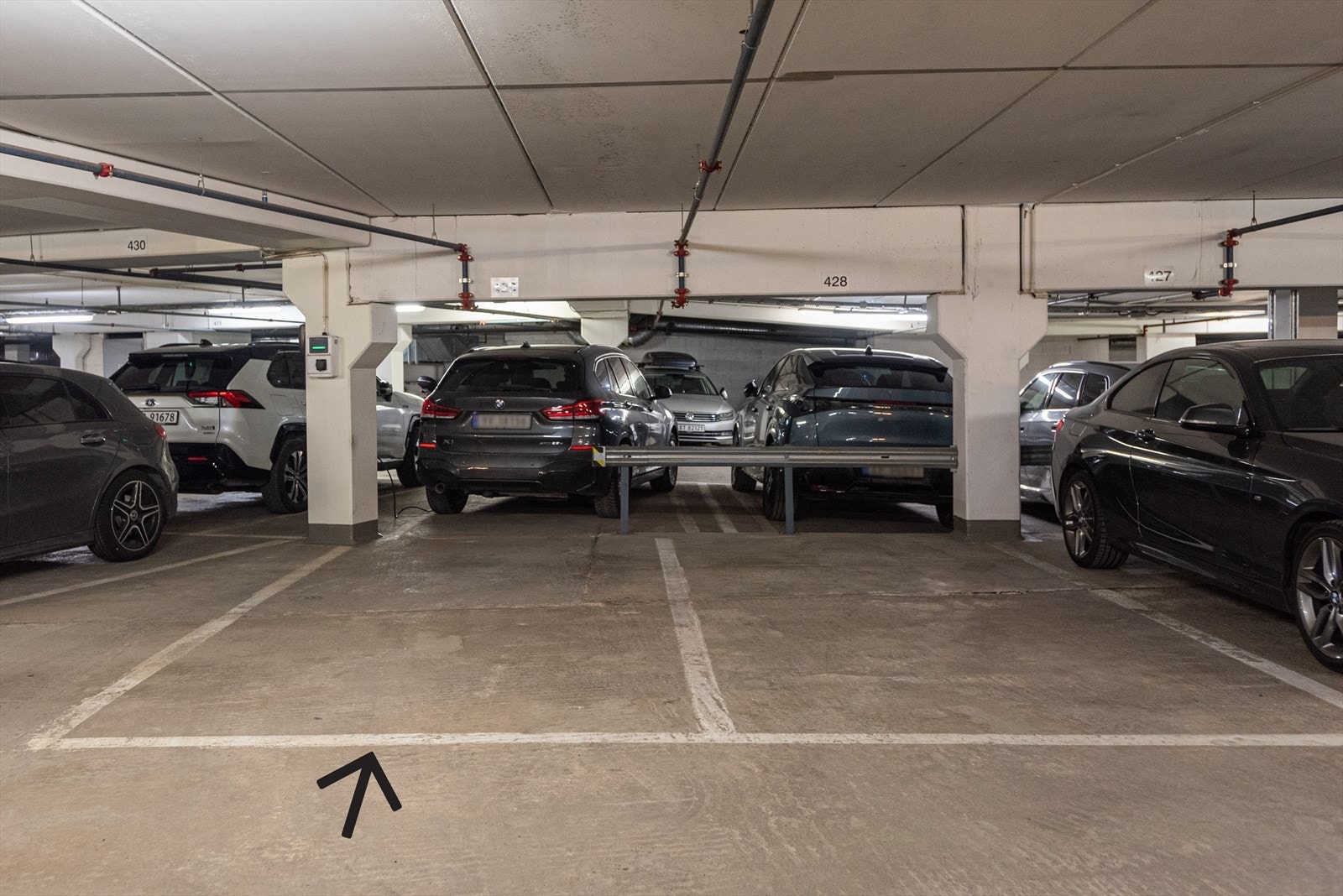 Leiligheten disponerer én hjørneparkeringsplass i felles garasjekjeller med ekstra bred plass. Galleribilde