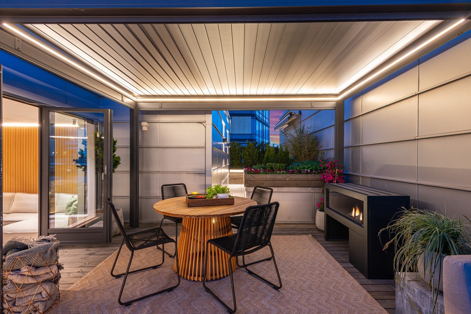 Pergola gir en lun spiseplass med integrert belysning. Galleribilde