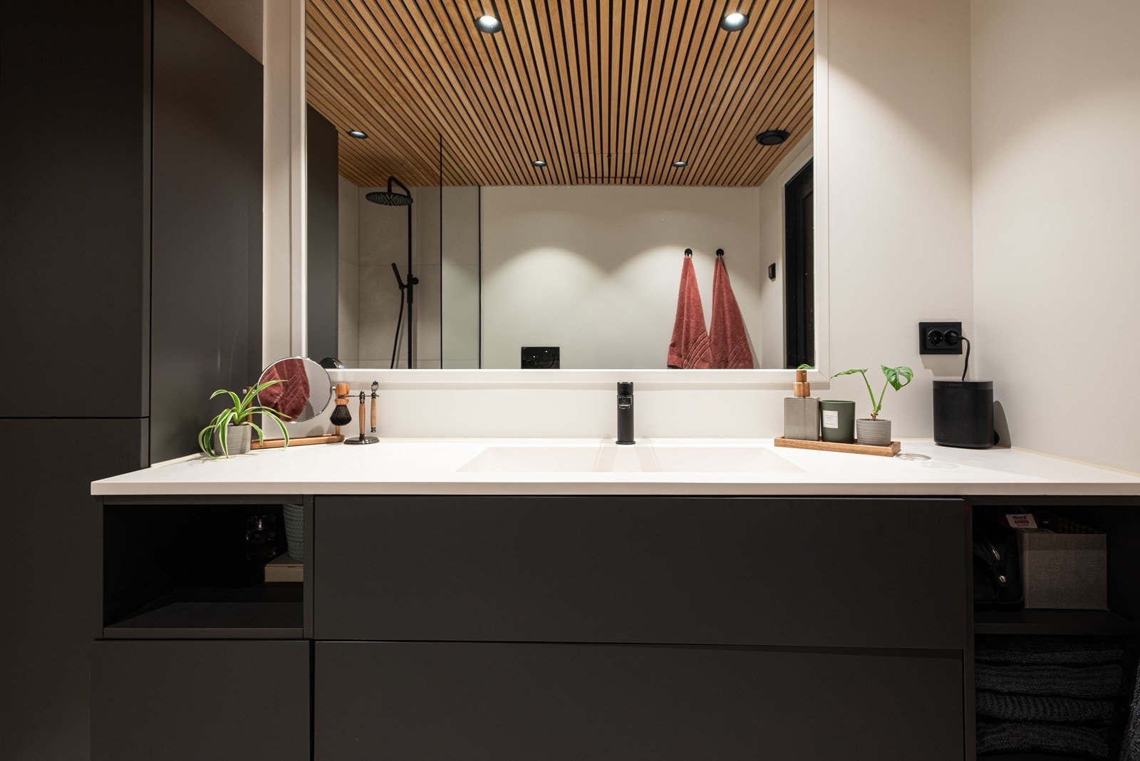 Badet har en heldekkende servant og spiler i himlingen. Galleribilde