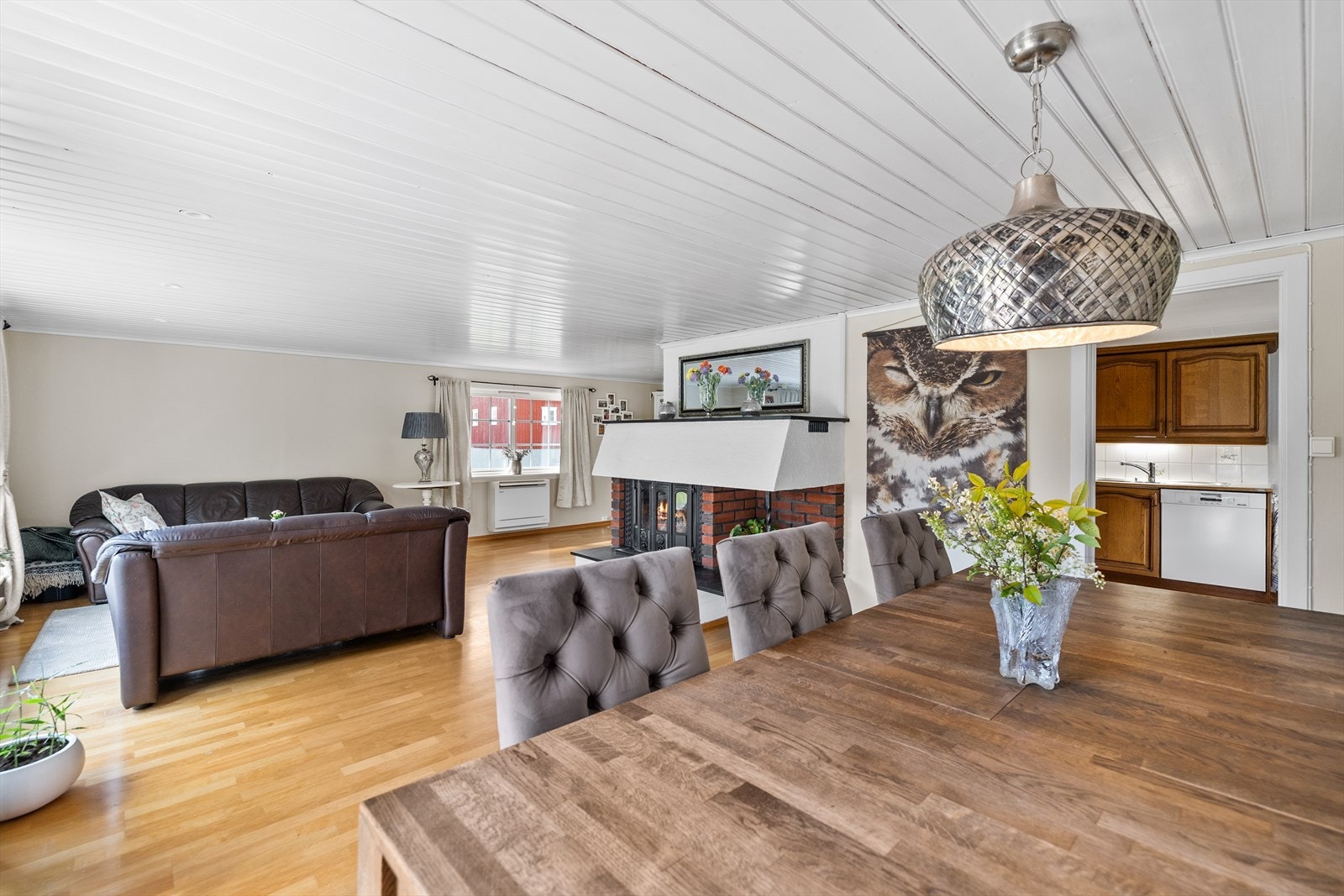 Kjøkkenet er delvis lukket fra stuen og spisestuen, som er perfekt når du skal ha middagsgjester. Galleribilde