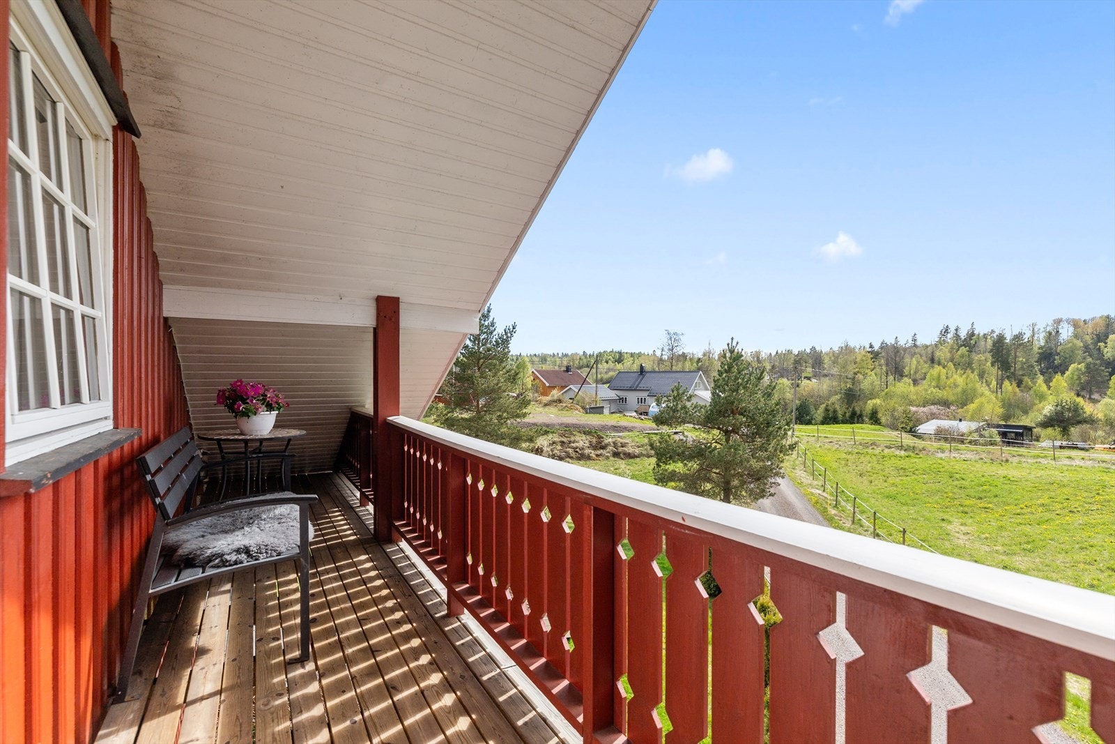Veranda på 5 m2 med utgang fra soverom i 2. etasje med nydelig utsyn. Galleribilde