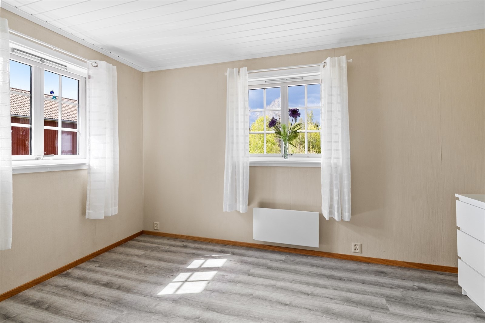 Soverom i 1. etasje med garderobe. Galleribilde