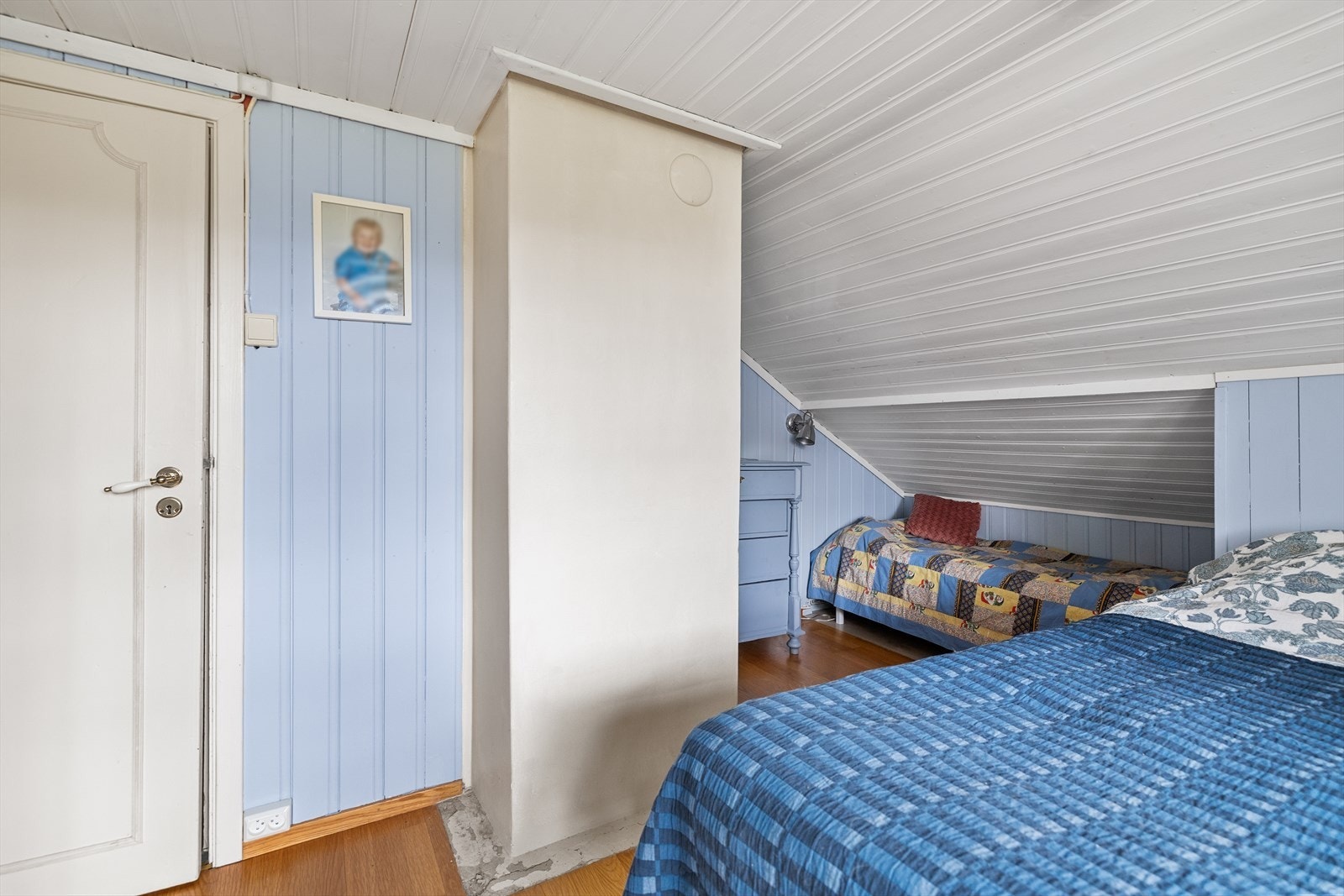 Rommet er stort og romslig og har gode møbleringsmuligheter med dobbelseng, nattbord og garderobe. Galleribilde
