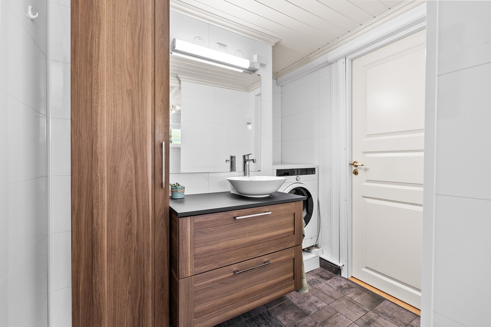 Ellers finner du innredning for fine oppbevarings muligheter, servant og speil. Galleribilde