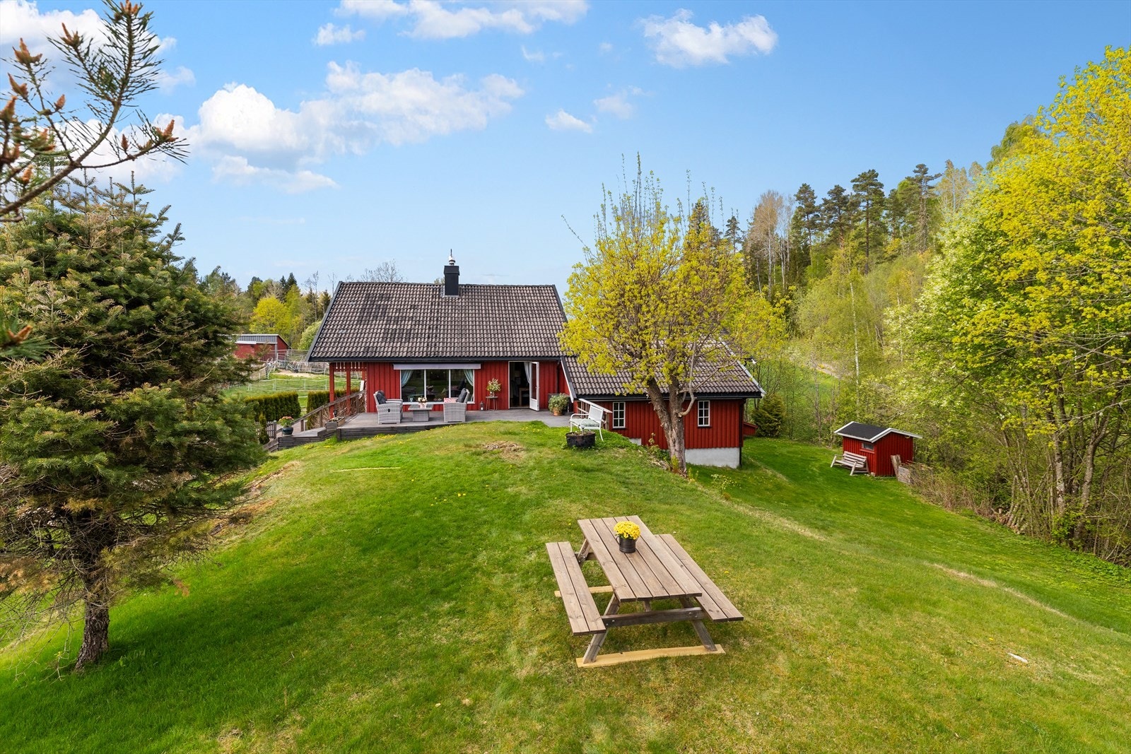 Dette er en eiendom som kombinerer fred og ro med praktiske kvaliteter og stort potensial. Galleribilde