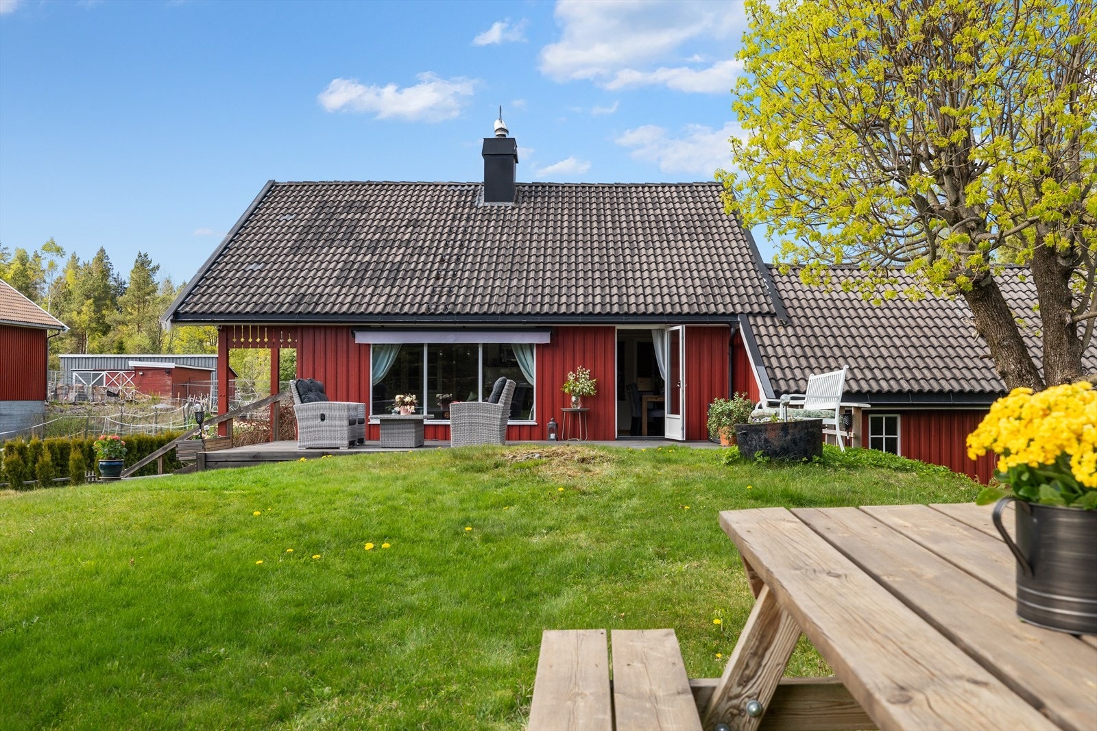 Fra terrassen er det lett adgang til den romslige hagen. Galleribilde