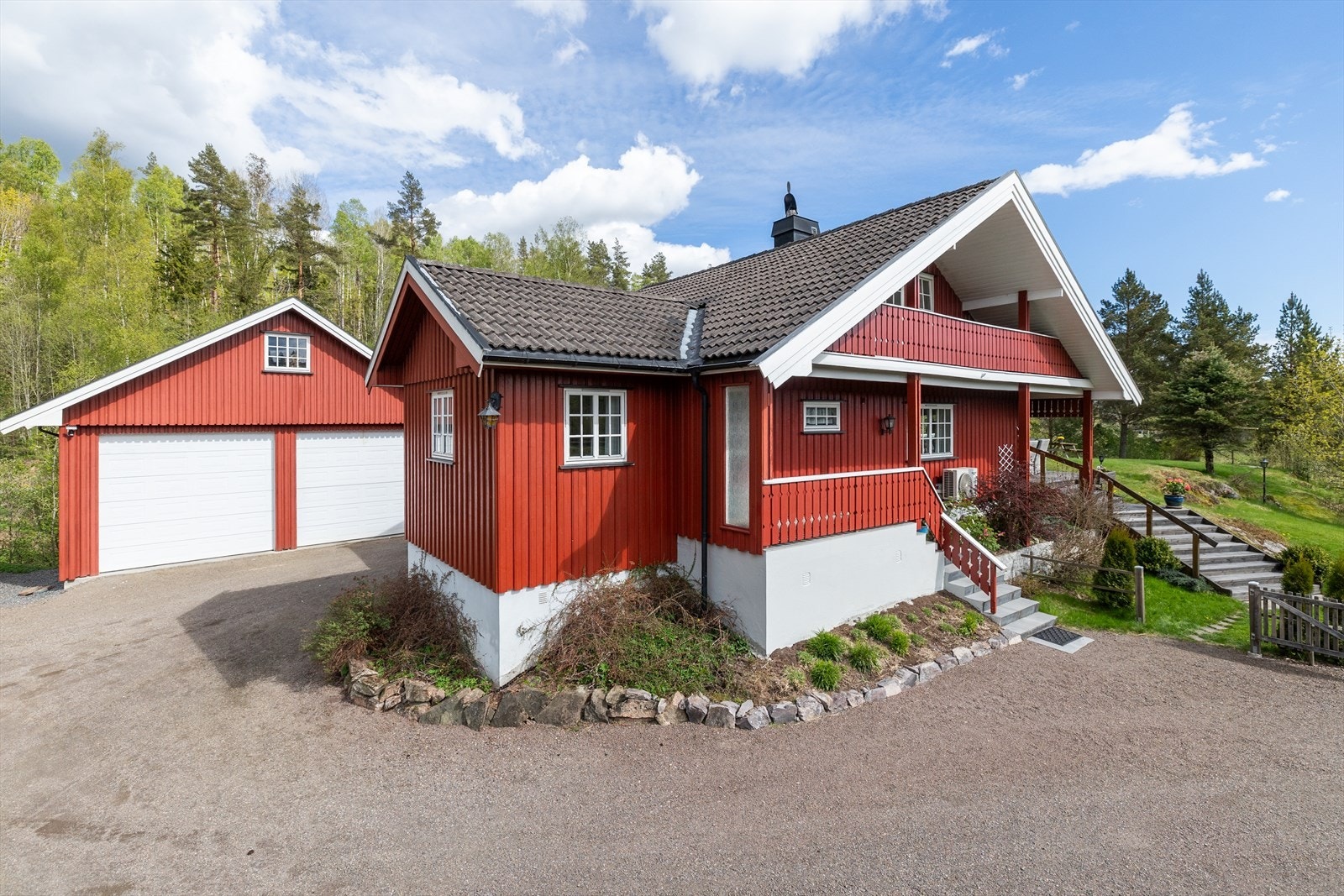 På gårdsplassen er det svært gode parkeringsmuligheter, 1 stor dobbelgarasje og 1 dobbelgarasje. Galleribilde
