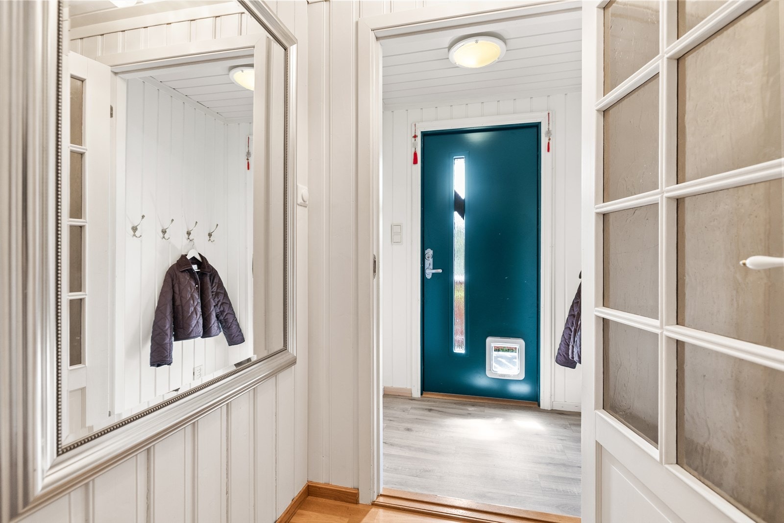 Når du kommer inn i boligen møtes du av en lys entré. Galleribilde