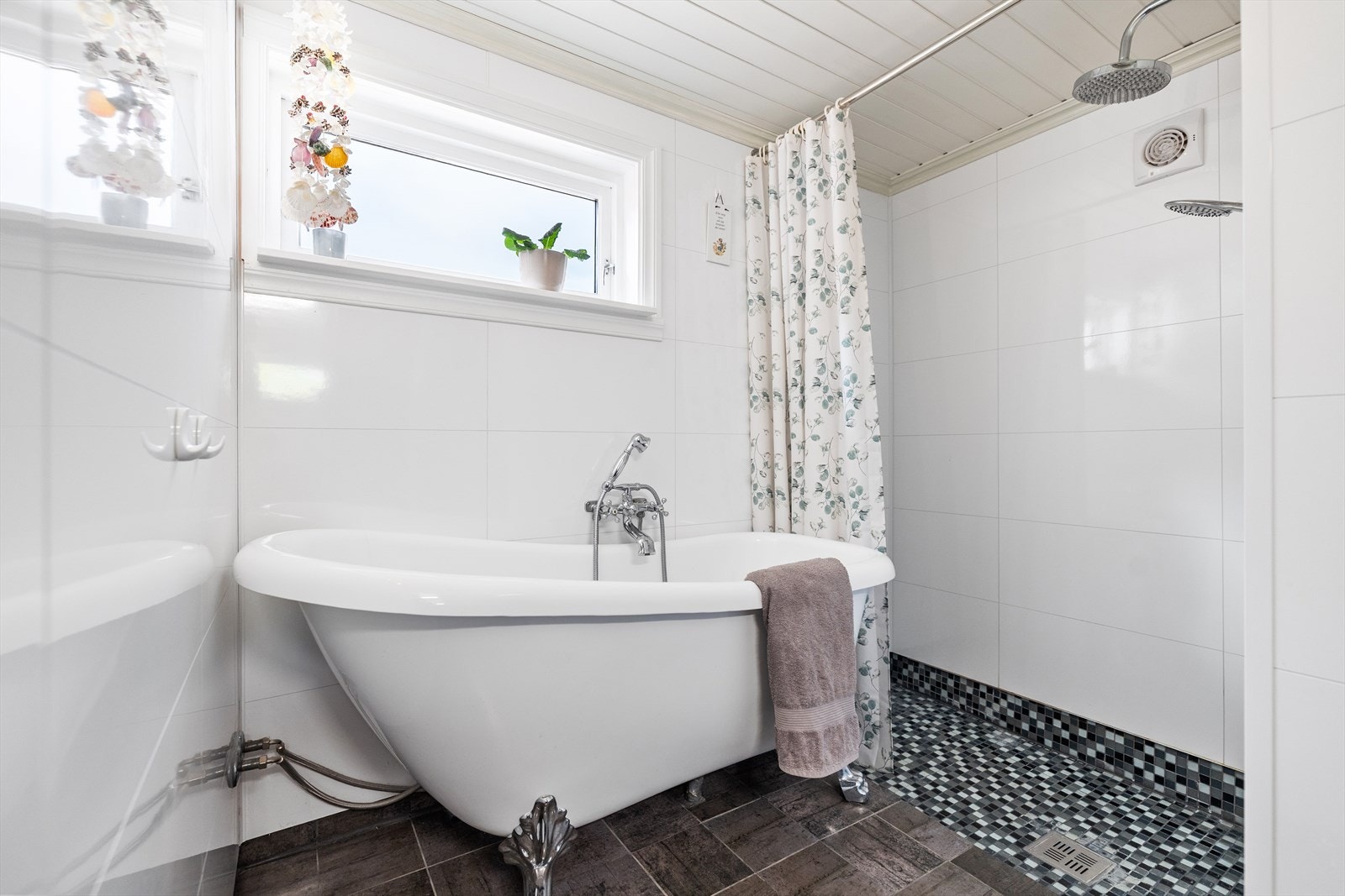 Badet i 1. etasje har egen dusjsone og badekar for et deilig bad. Galleribilde