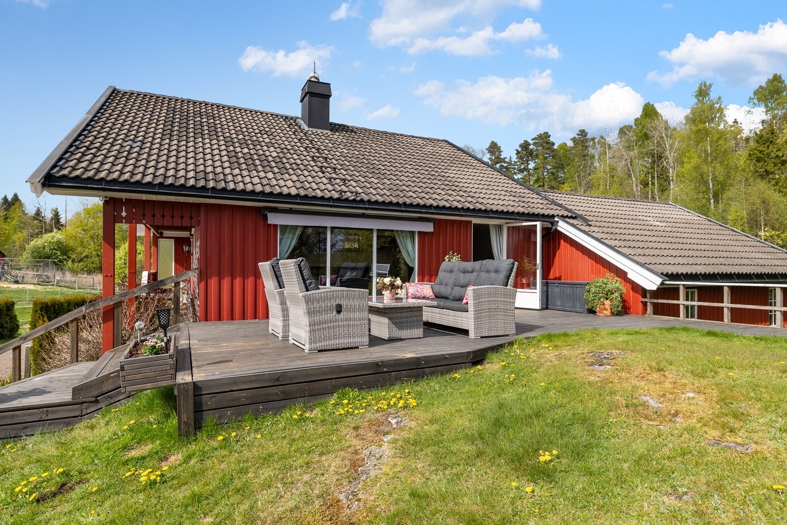 På sommerstid blir det naturlig å åpne terrassedøren fra stuen, så blir hele rommet forlenget med den herlige terrassen på ca. 33m2. Galleribilde