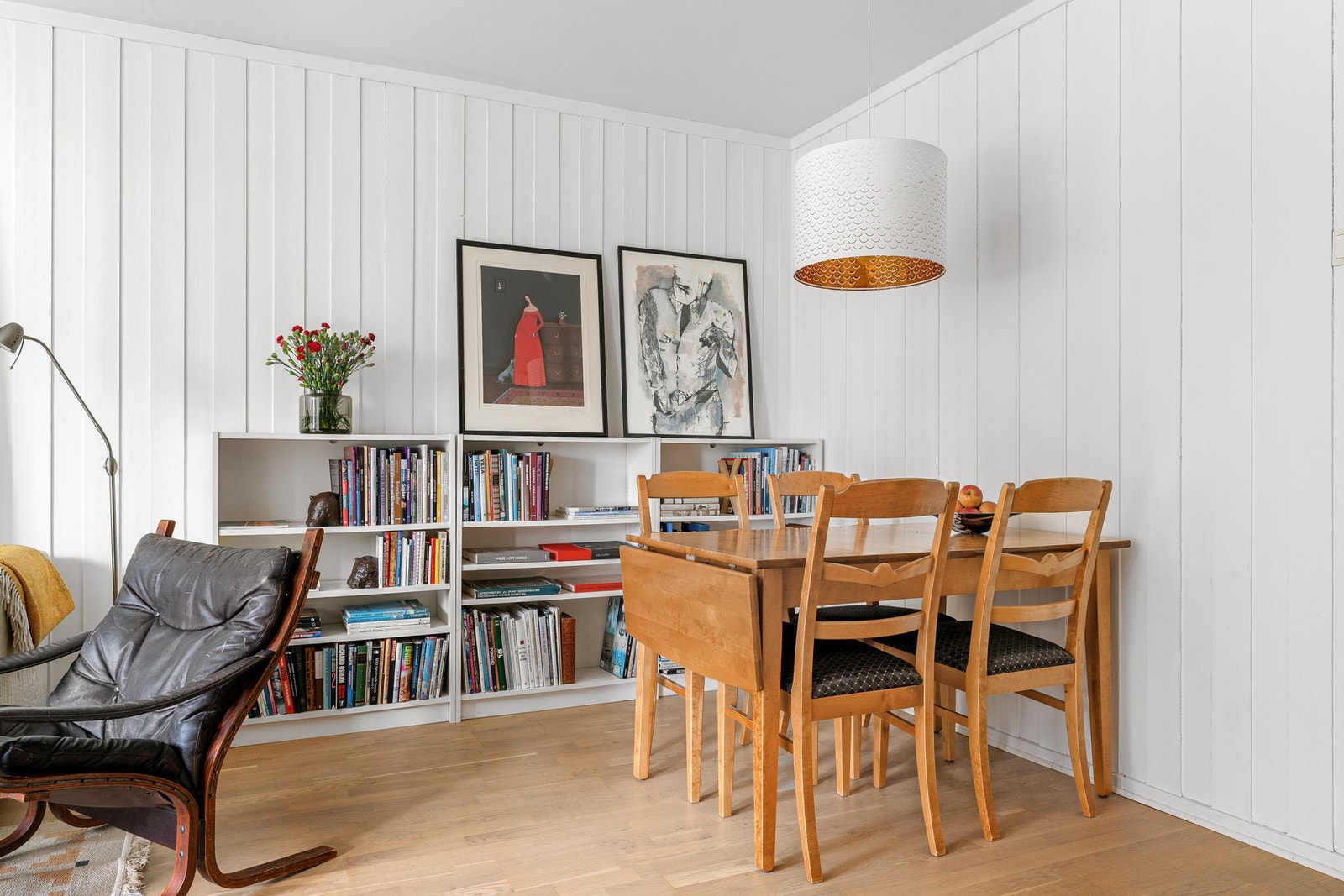 Det er god plass til både spisegruppe og sofagruppe i stuen Galleribilde