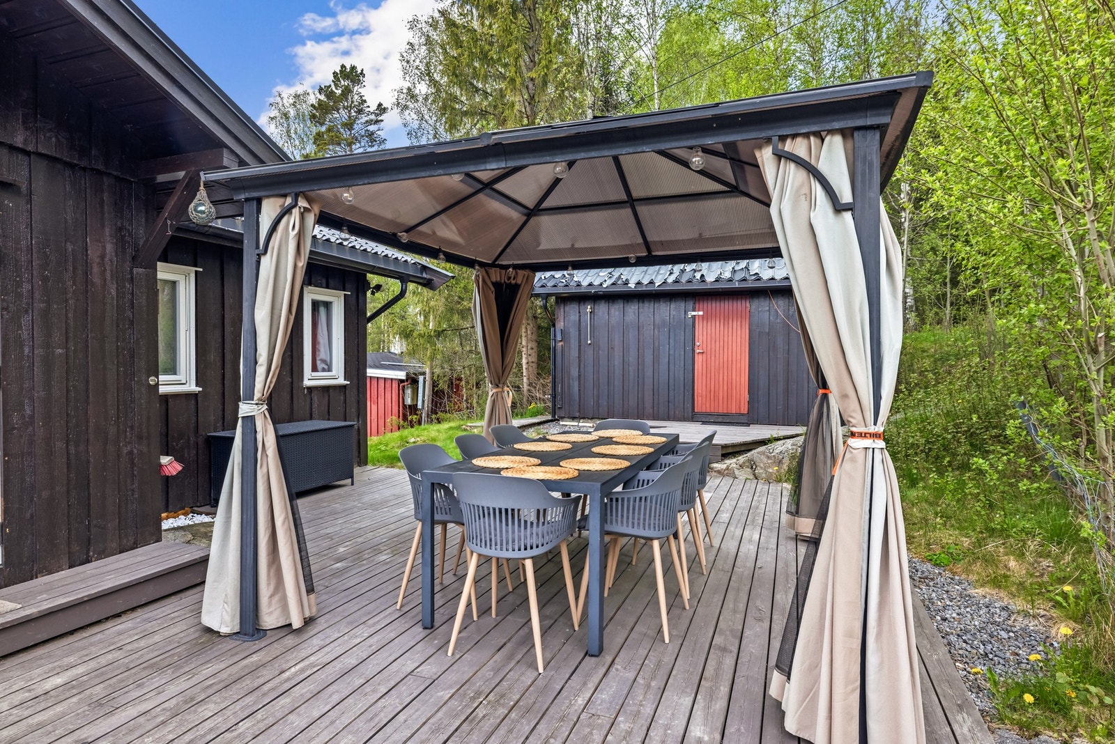 Tilbake på terrassen er det god plass til både spisegruppe, loungemøbler og grillområde. Galleribilde