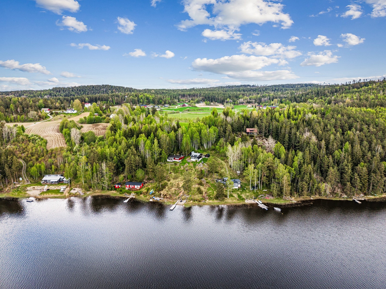 Området er preget av spredt fritidsbebyggelse, skogsterreng og nærhet til vannet, noe som skaper en fredelig og tilbaketrukket atmosfære. Galleribilde