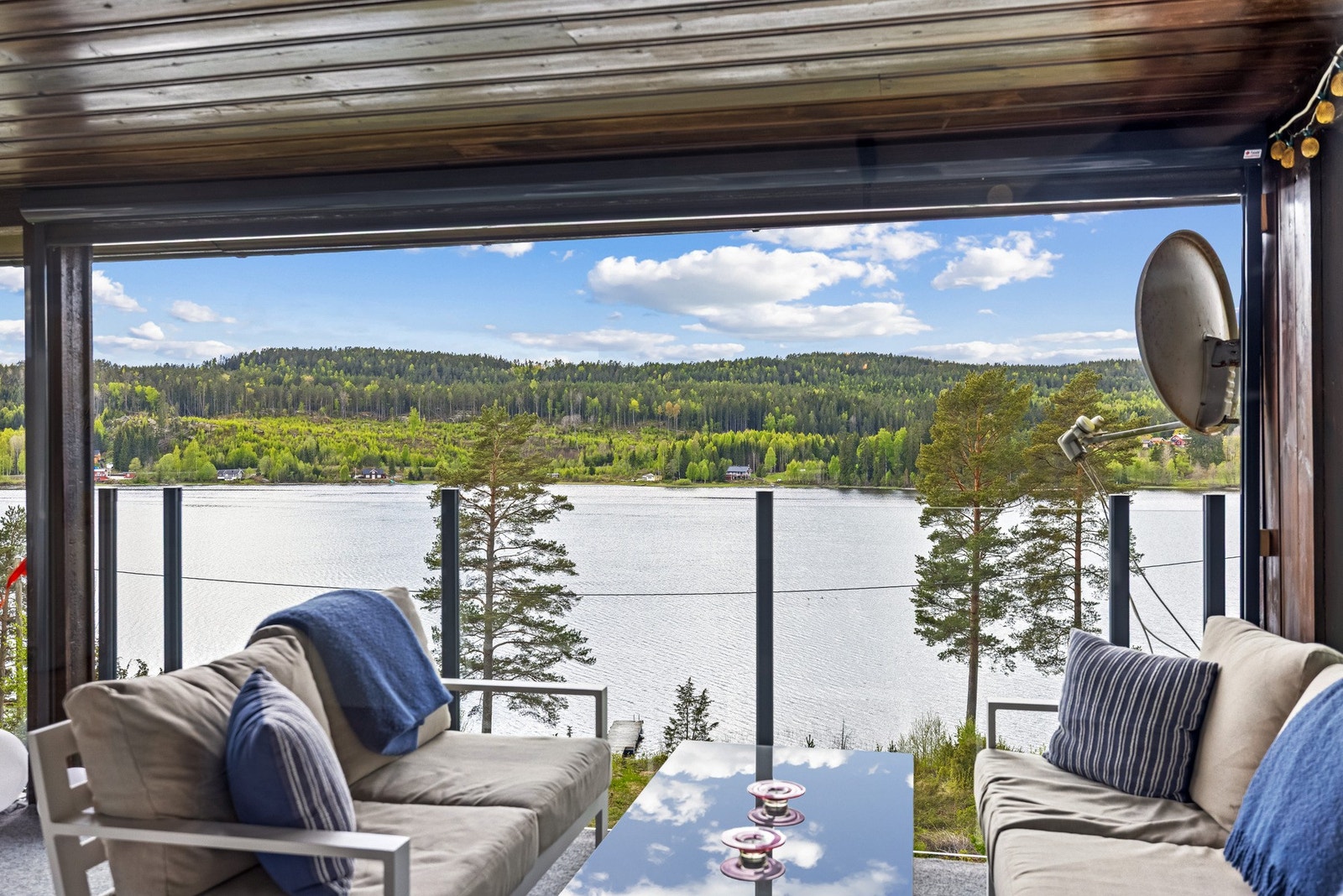 Helt perfekt for lange sommerkvelder, grilling med venner eller rolige morgener med utsikt til naturen rundt.
Elektriske screens er montert for skjerming av sol og vind. Galleribilde